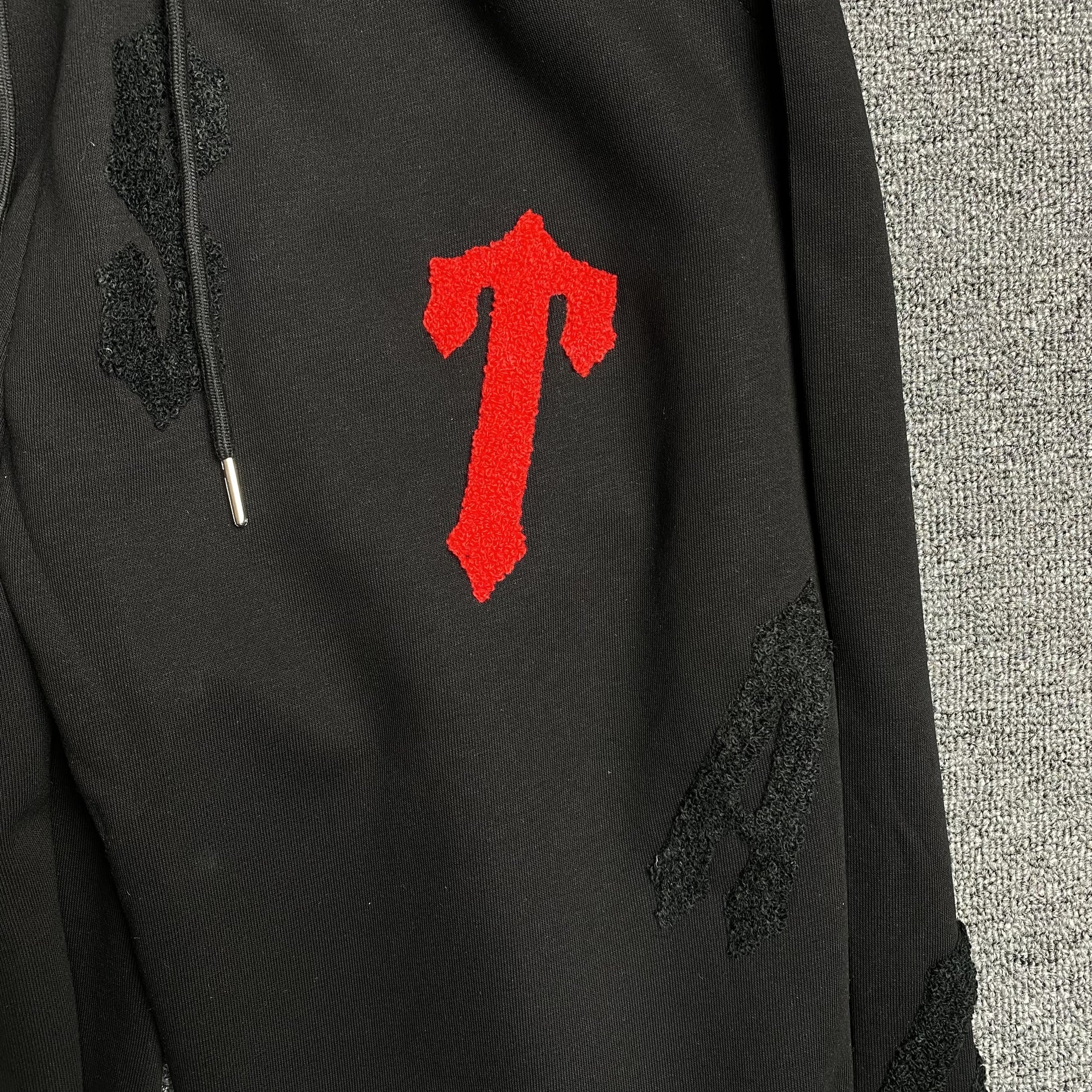 trapstar-irongate-arch-chenille-2_0-tracksuit-black-4_6f33e2f2-Drip Store Argentina