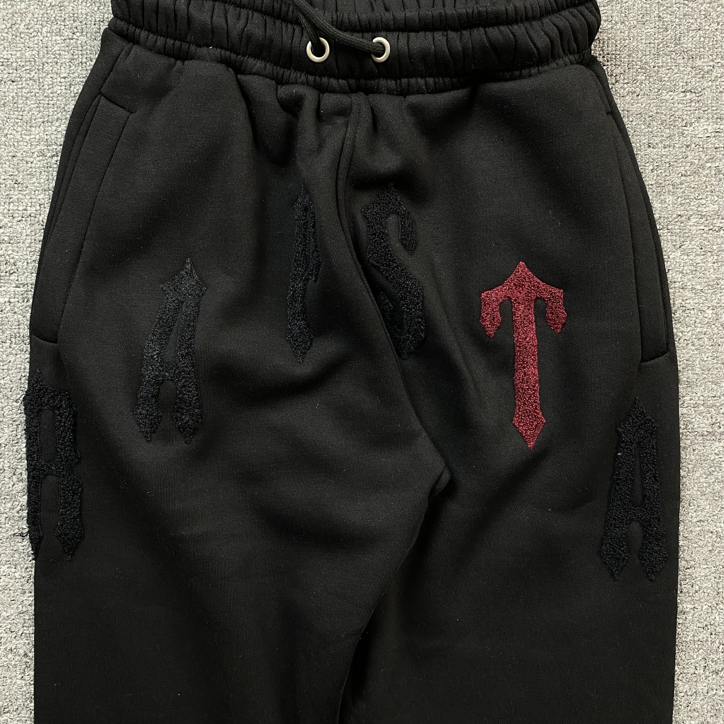 trapstar-irongate-arch-chenille-2_0-tracksuit-black-5-Drip Store Argentina