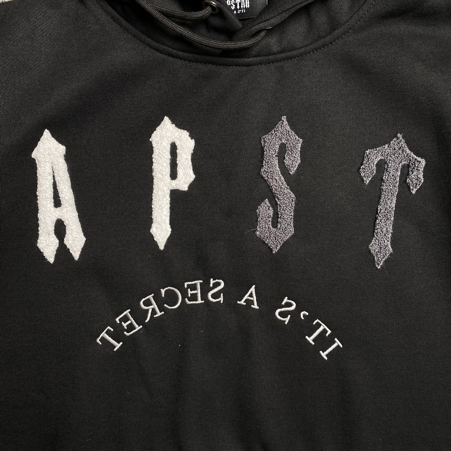 trapstar-irongate-arch-chenille-2_0-tracksuit-black-5_7eef12be-Drip Store Argentina