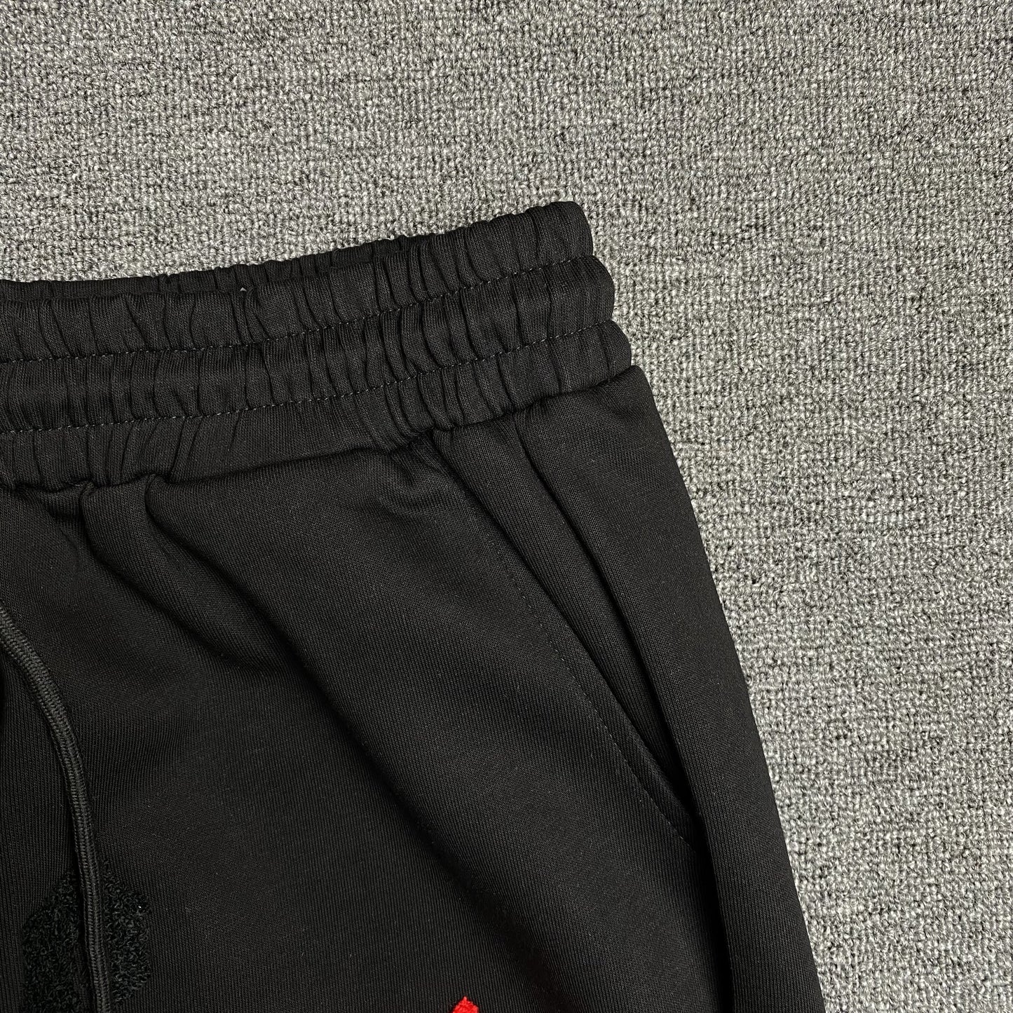 trapstar-irongate-arch-chenille-2_0-tracksuit-black-5_8a66f37d-Drip Store Argentina