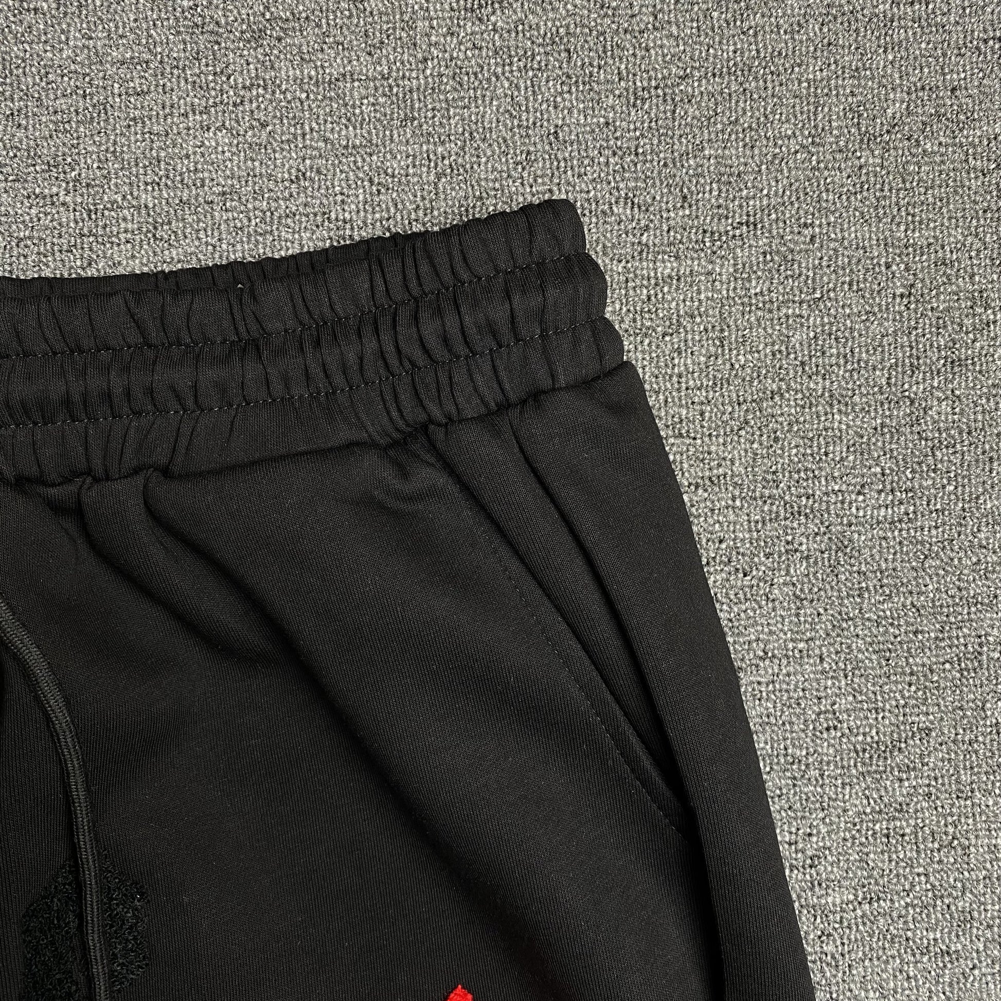 trapstar-irongate-arch-chenille-2_0-tracksuit-black-5_8a66f37d-Drip Store Argentina