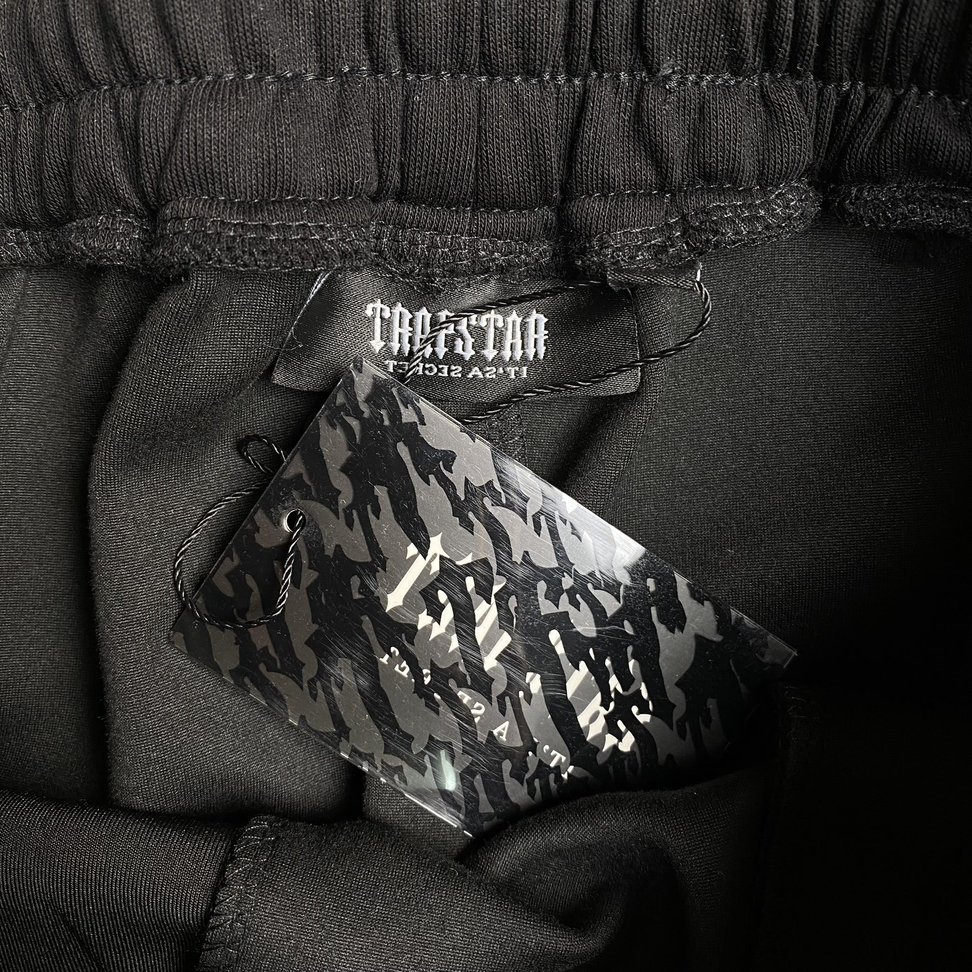 trapstar-irongate-arch-chenille-2_0-tracksuit-black-5_9302b263-Drip Store Argentina