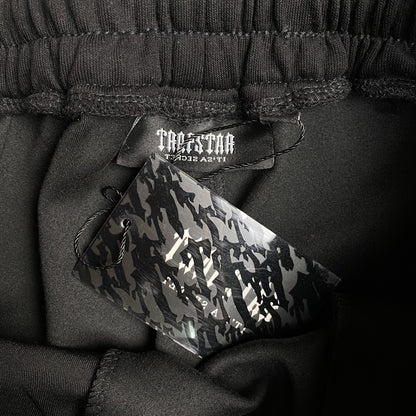 trapstar-irongate-arch-chenille-2_0-tracksuit-black-5_9302b263-Drip Store Argentina