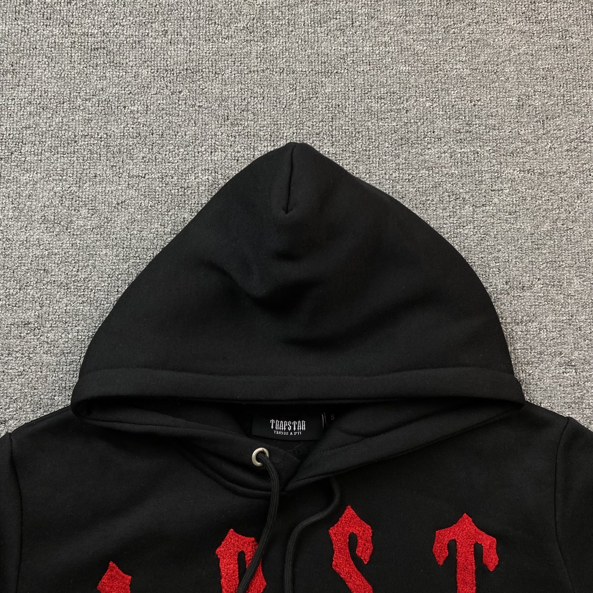 trapstar-irongate-arch-chenille-2_0-tracksuit-black-6-Drip Store Argentina