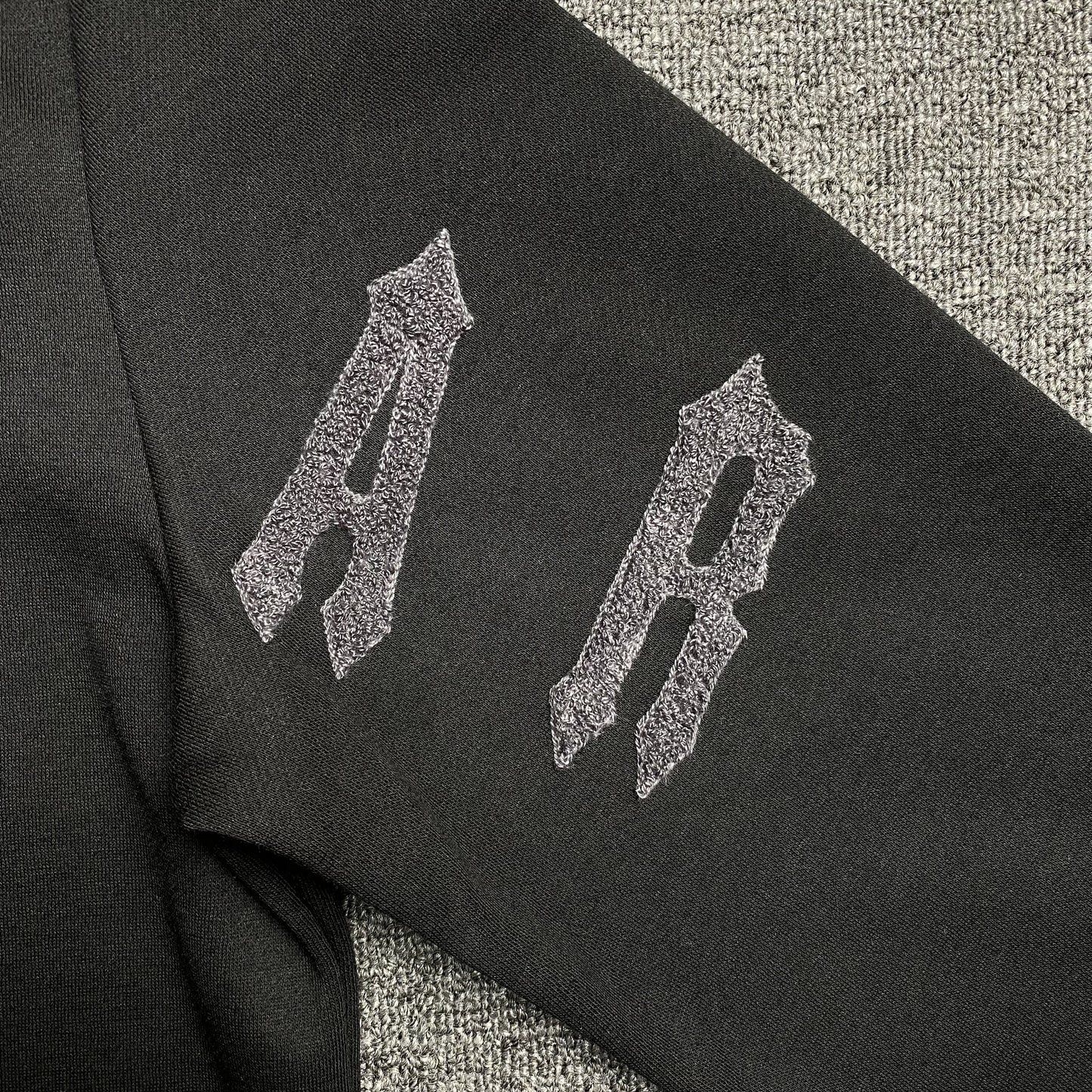 trapstar-irongate-arch-chenille-2_0-tracksuit-black-6_265eef5e-Drip Store Argentina