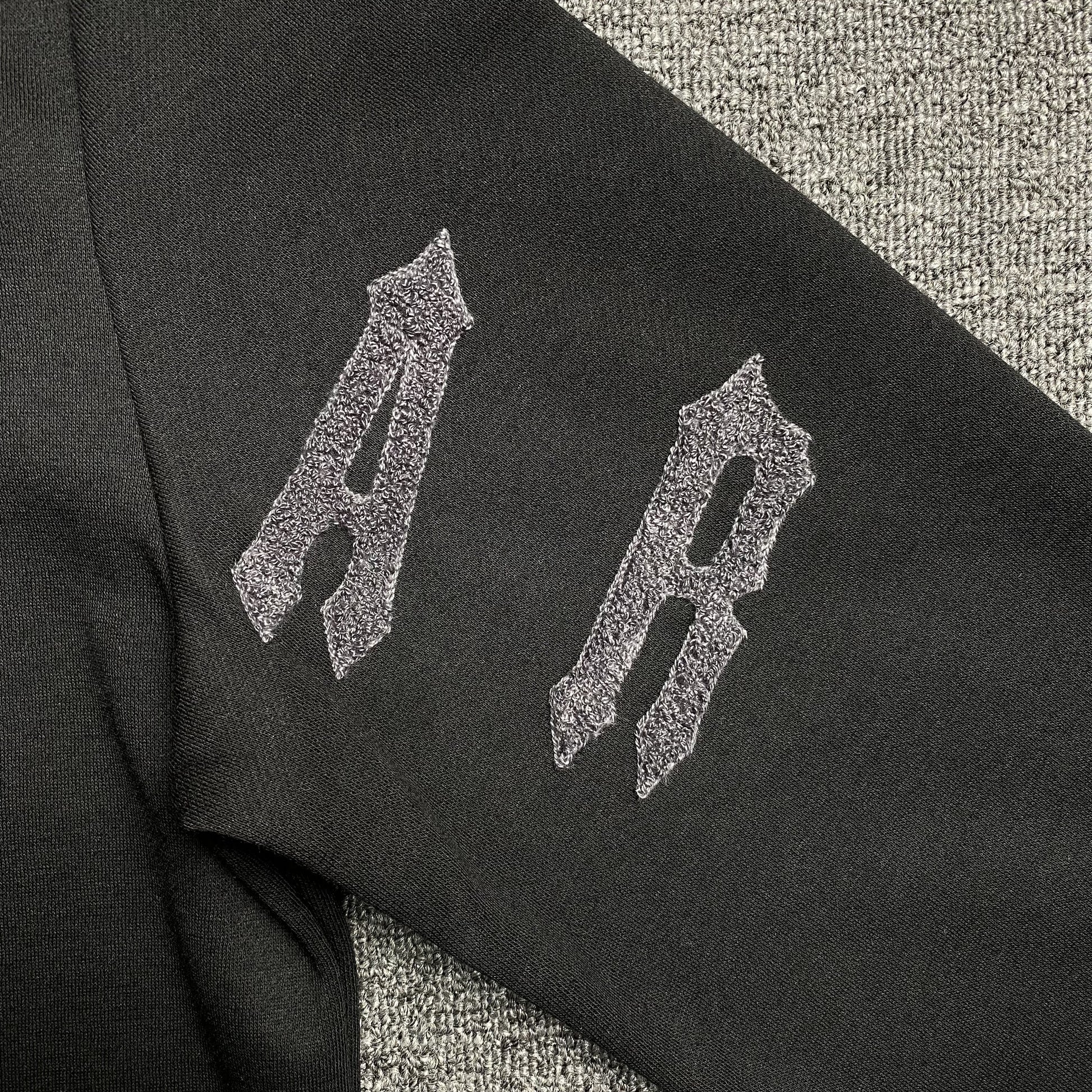 trapstar-irongate-arch-chenille-2_0-tracksuit-black-6_265eef5e-Drip Store Argentina