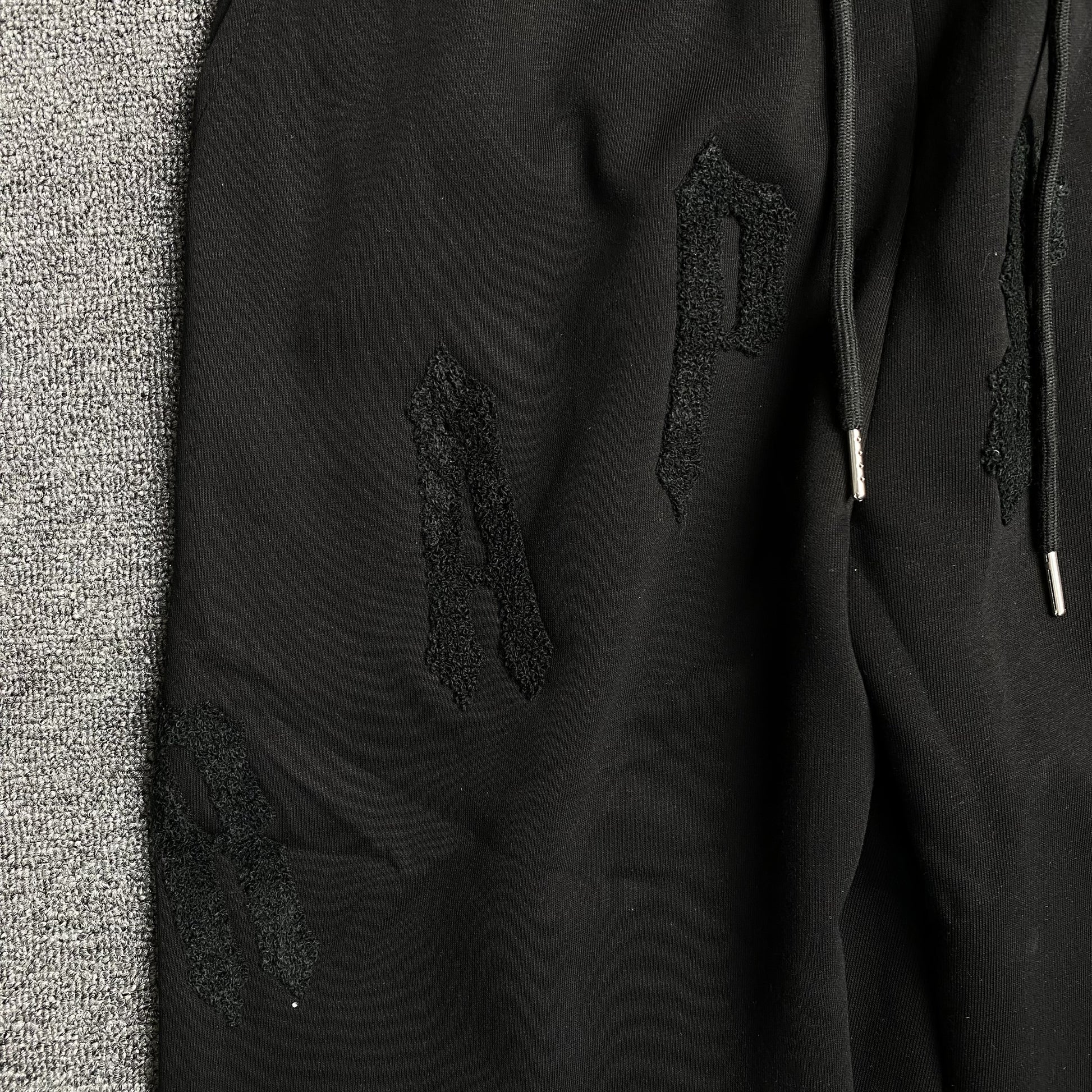 trapstar-irongate-arch-chenille-2_0-tracksuit-black-6_7185d948-Drip Store Argentina