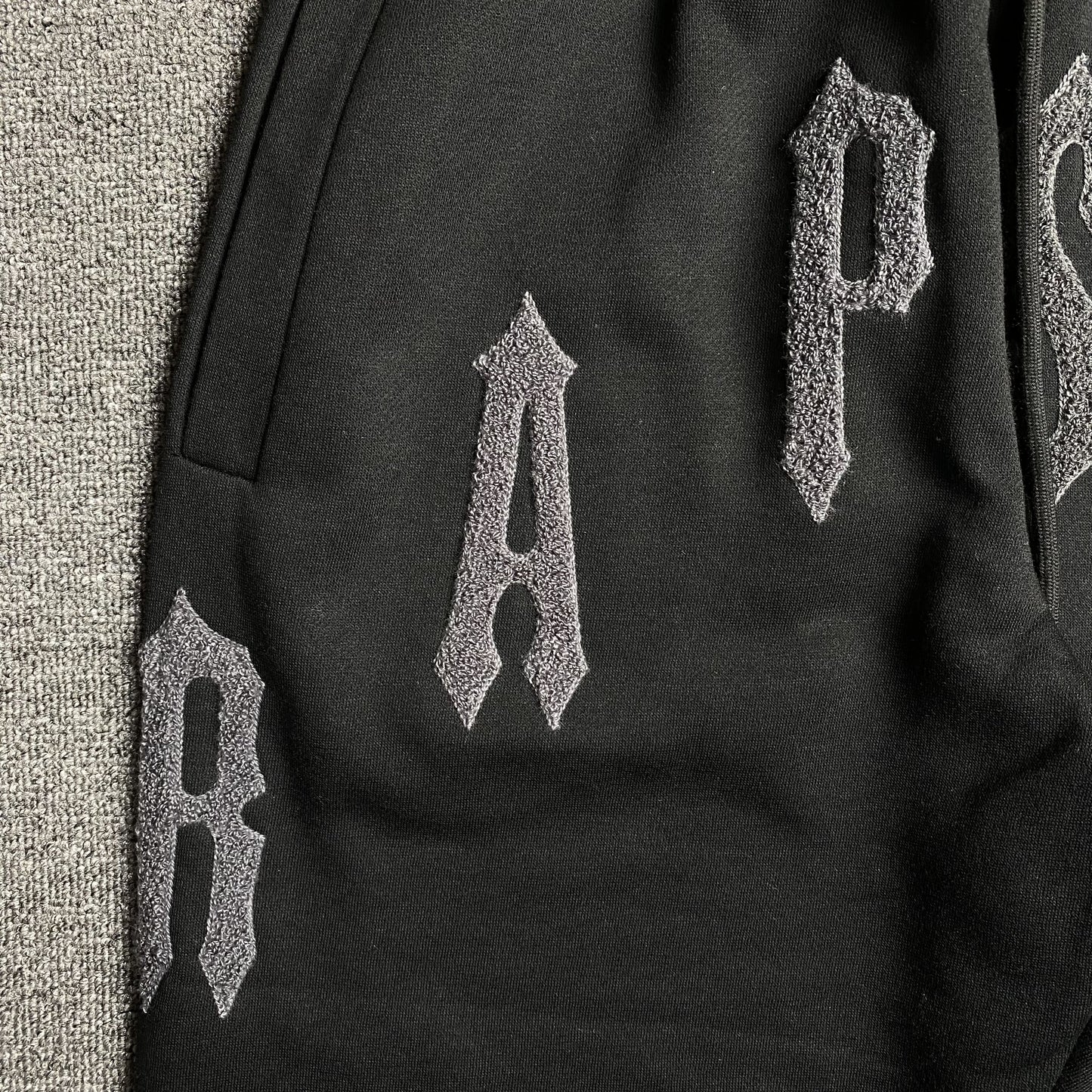 trapstar-irongate-arch-chenille-2_0-tracksuit-black-7_788f1b0d-Drip Store Argentina