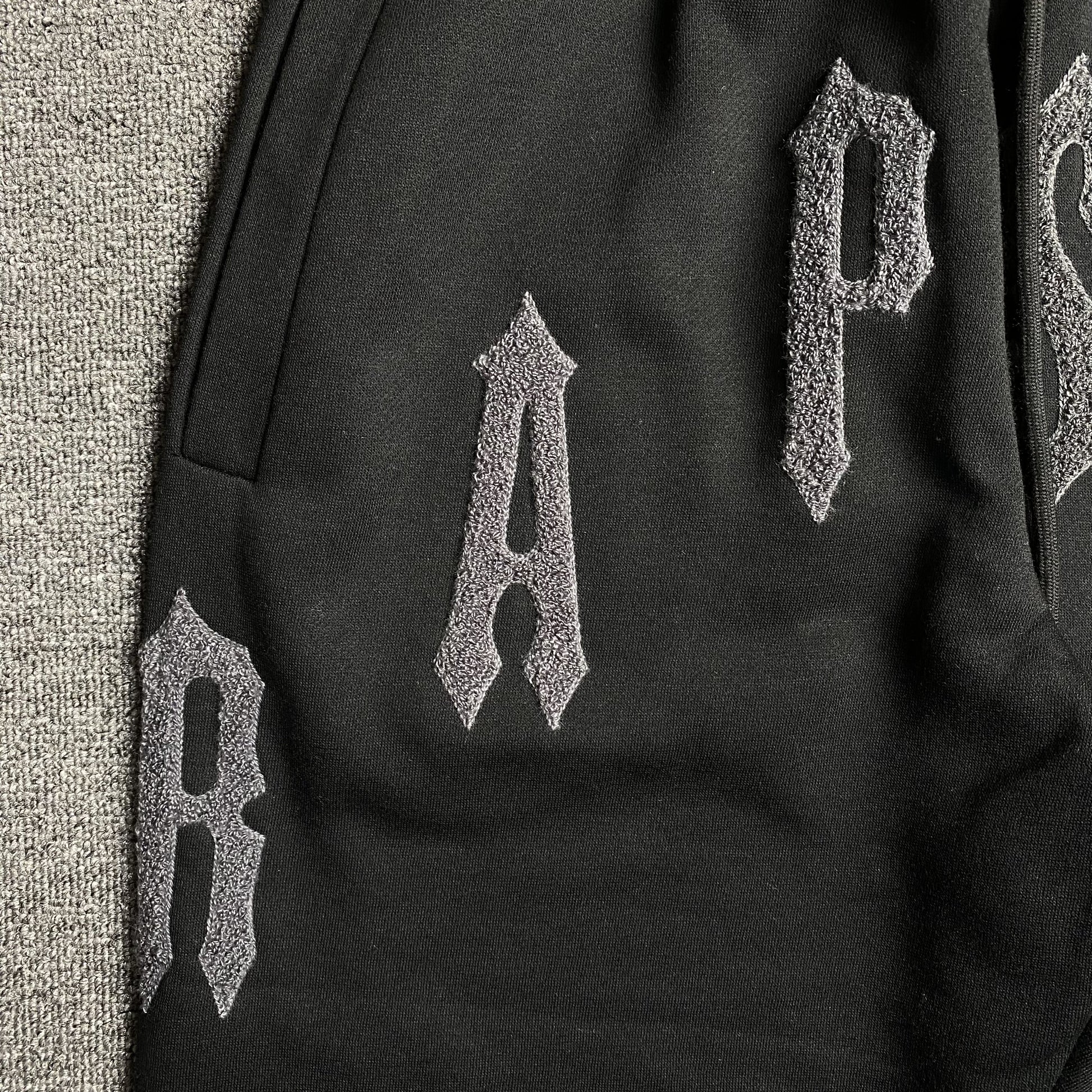 trapstar-irongate-arch-chenille-2_0-tracksuit-black-7_788f1b0d-Drip Store Argentina