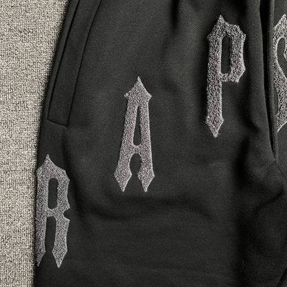 trapstar-irongate-arch-chenille-2_0-tracksuit-black-7_788f1b0d-Drip Store Argentina
