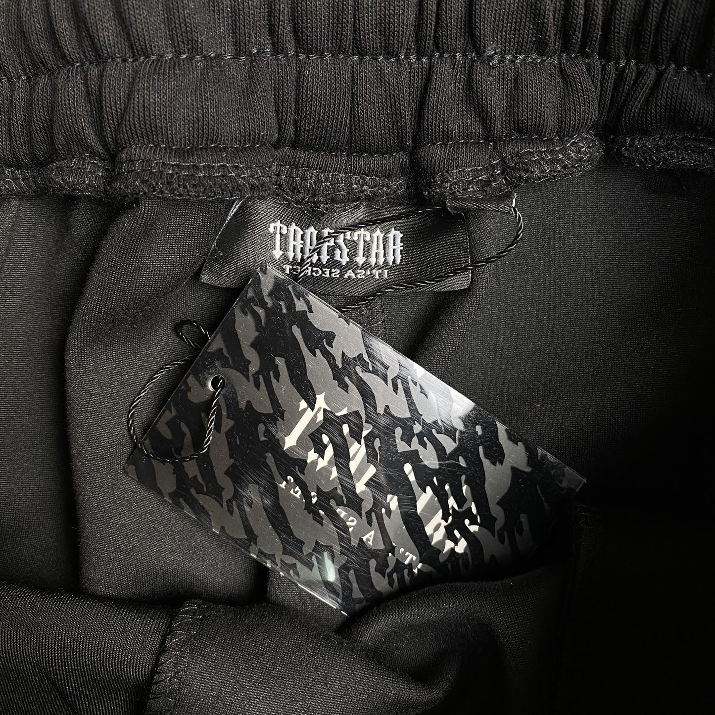 trapstar-irongate-arch-chenille-2_0-tracksuit-black-7_c2476bc4-Drip Store Argentina