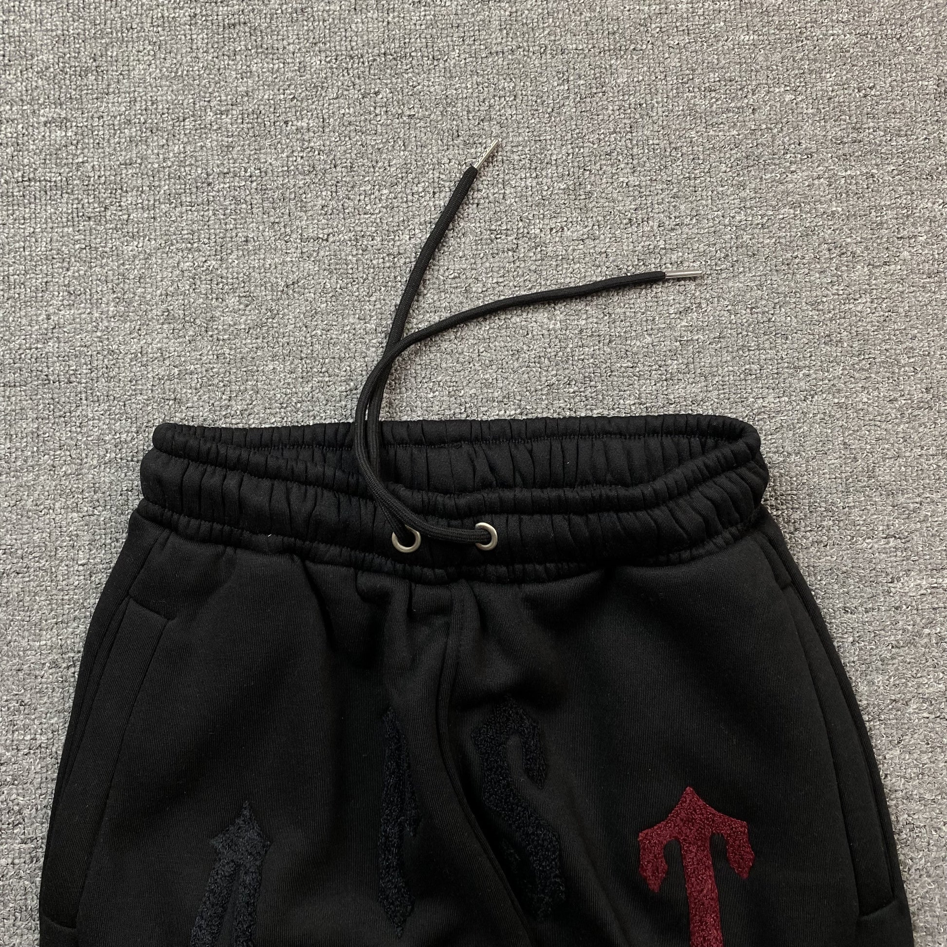 trapstar-irongate-arch-chenille-2_0-tracksuit-black-8-Drip Store Argentina