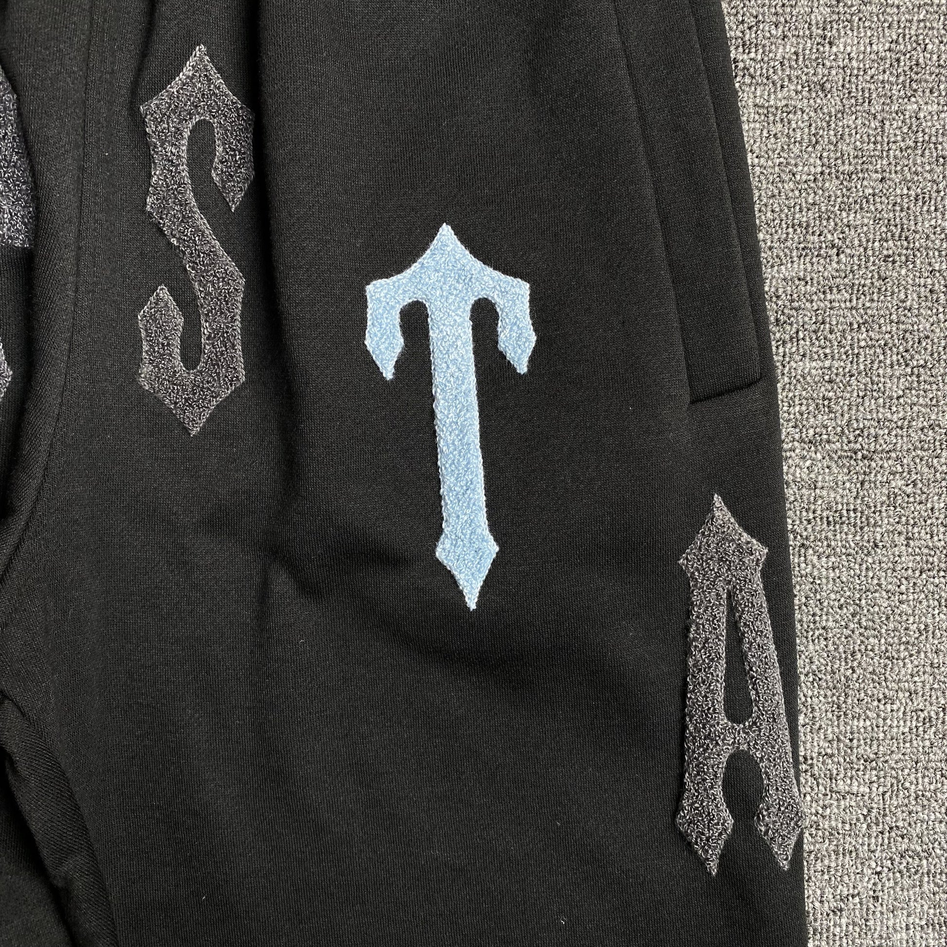 trapstar-irongate-arch-chenille-2_0-tracksuit-black-8_1468de91-Drip Store Argentina