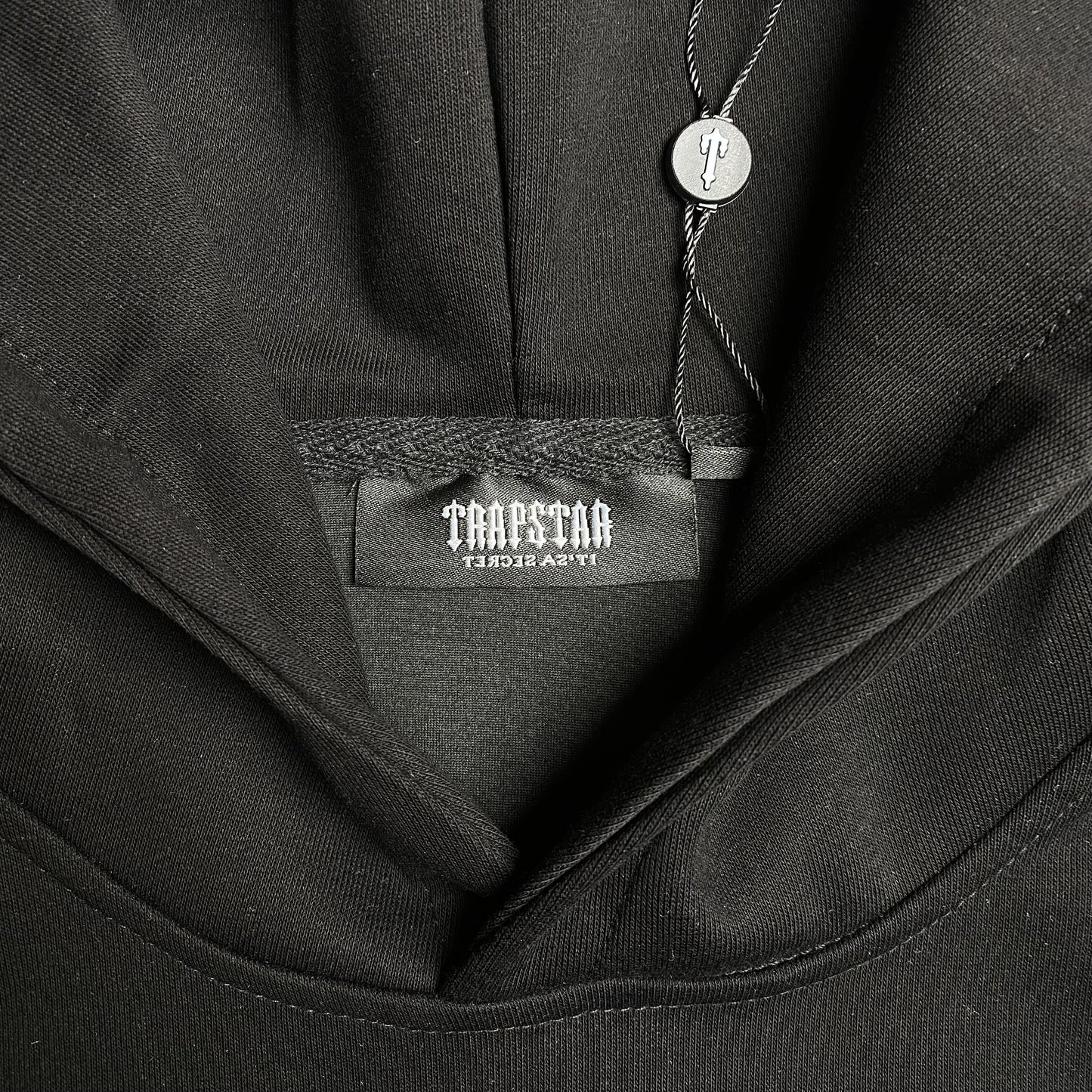 trapstar-irongate-arch-chenille-2_0-tracksuit-black-8_a908d25c-Drip Store Argentina