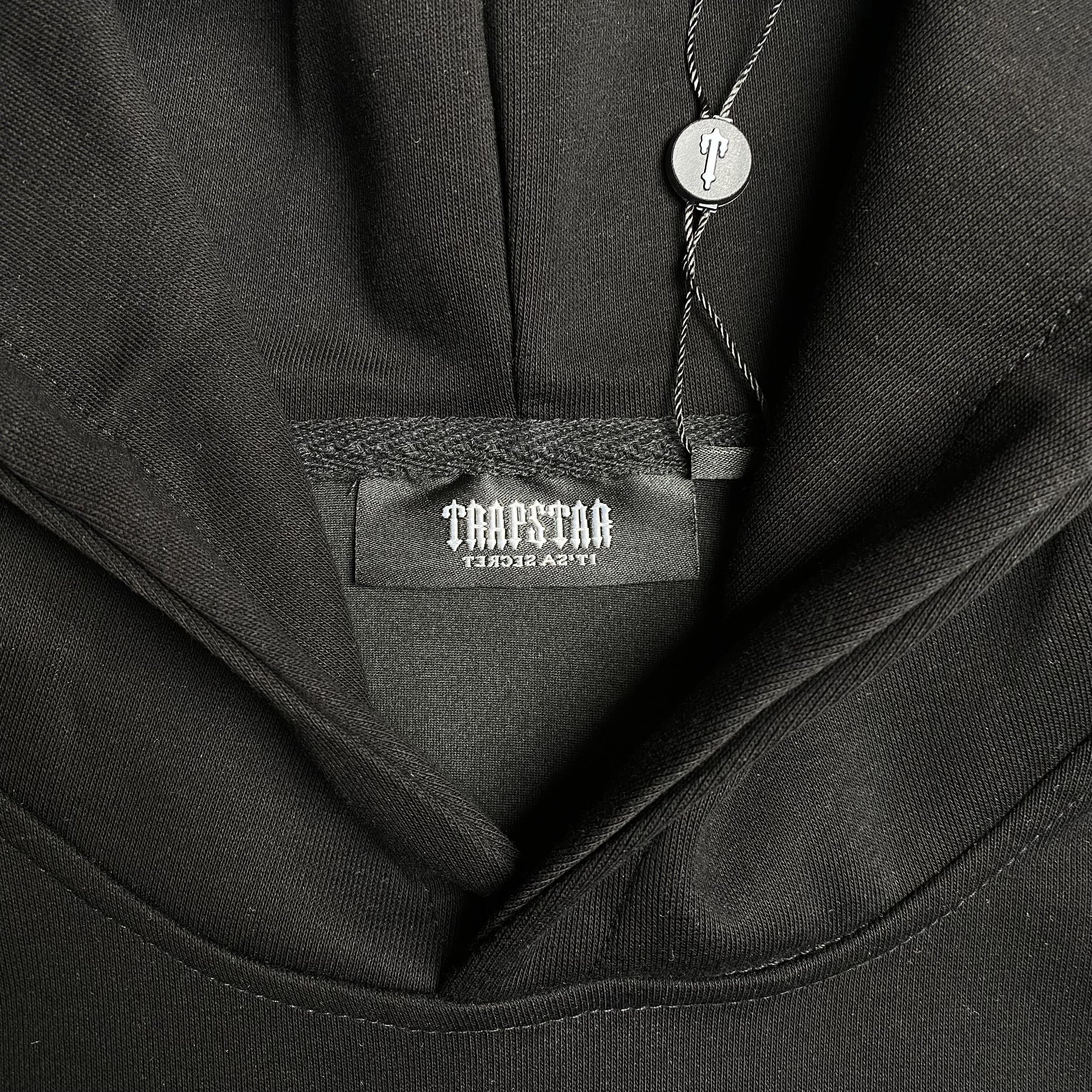 trapstar-irongate-arch-chenille-2_0-tracksuit-black-8_a908d25c-Drip Store Argentina