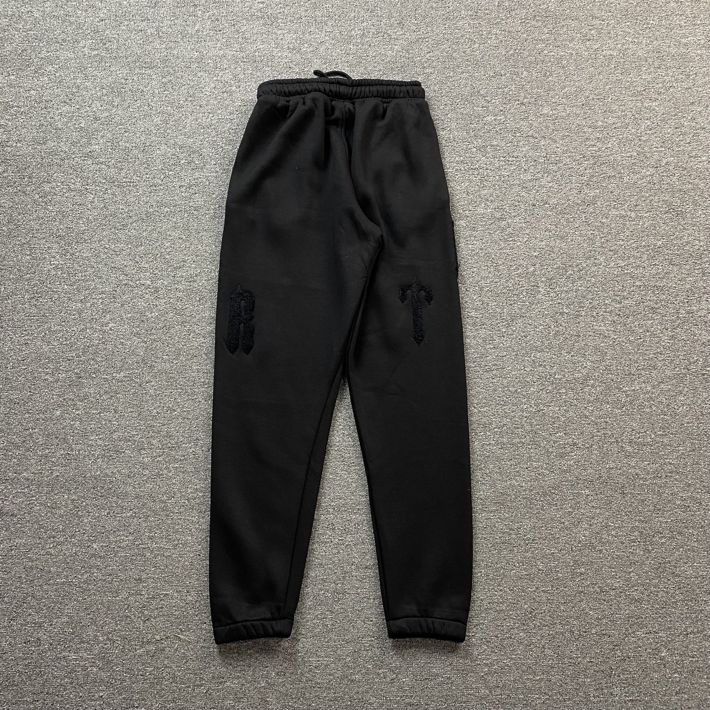 trapstar-irongate-arch-chenille-2_0-tracksuit-black-9-Drip Store Argentina