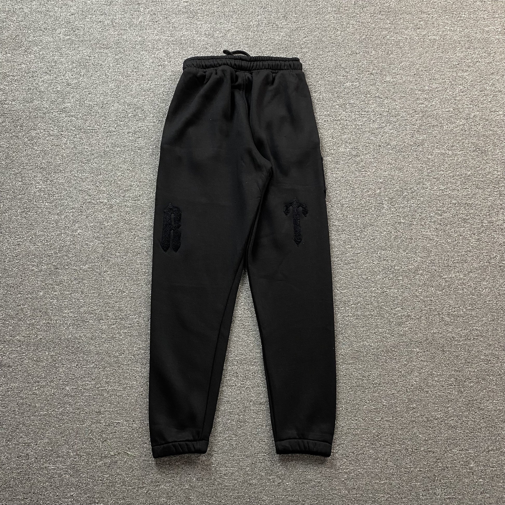 trapstar-irongate-arch-chenille-2_0-tracksuit-black-9-Drip Store Argentina