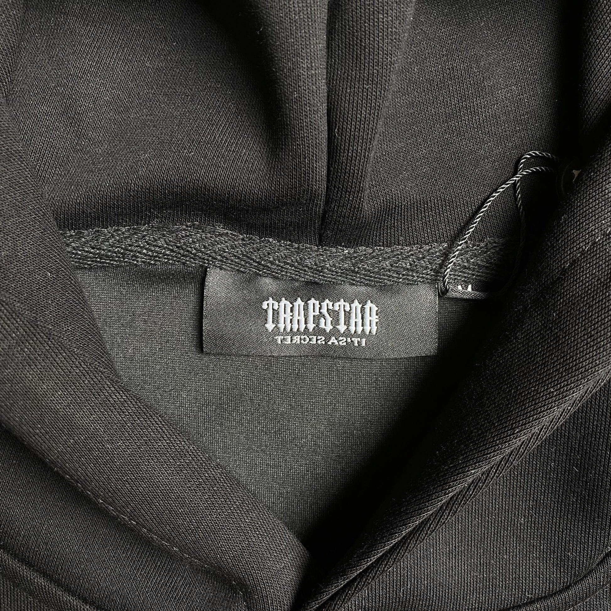 trapstar-irongate-arch-chenille-2_0-tracksuit-black-9_c287a145-Drip Store Argentina