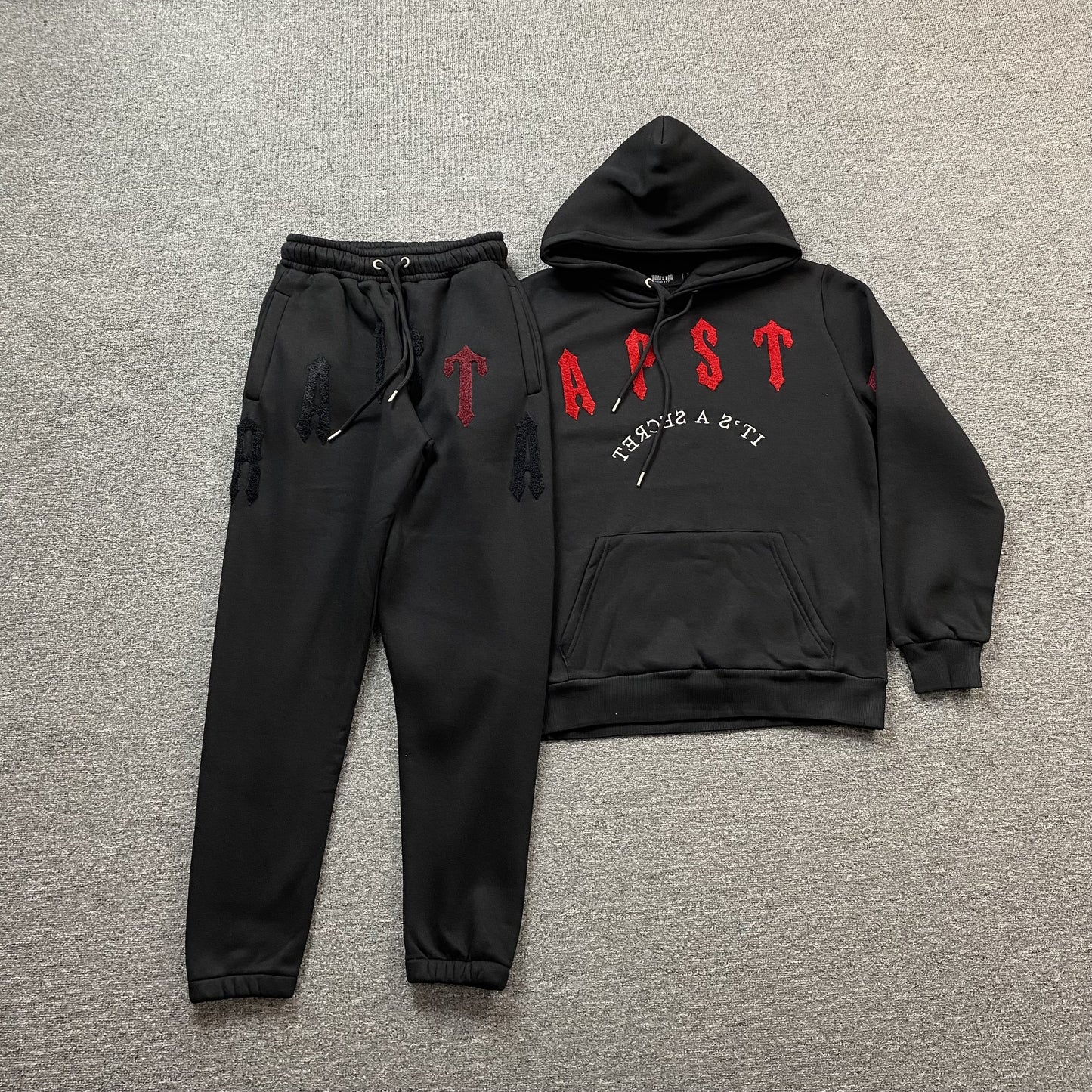 trapstar-irongate-arch-chenille-2_0-tracksuit-black-Drip Store Argentina