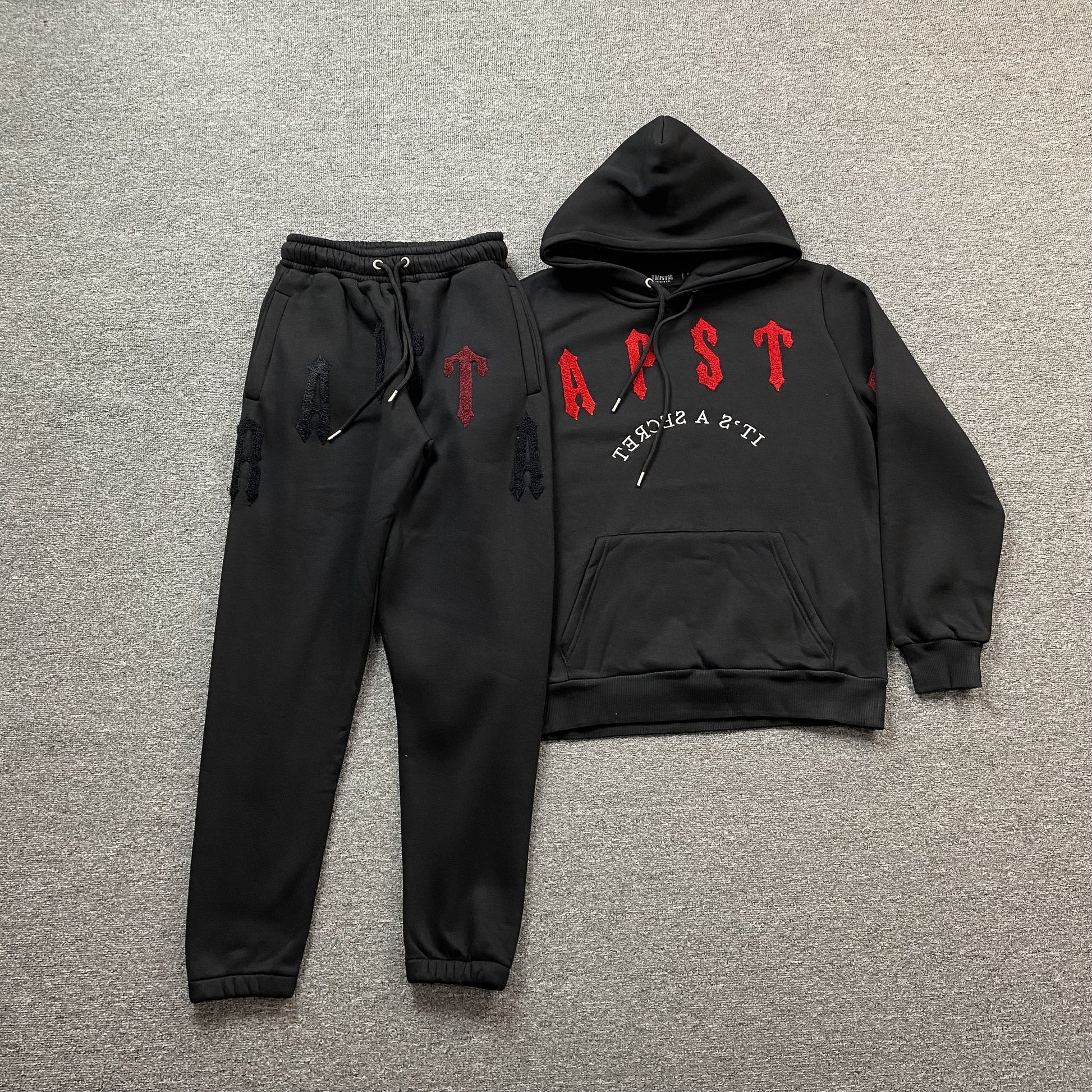 trapstar-irongate-arch-chenille-2_0-tracksuit-black-Drip Store Argentina