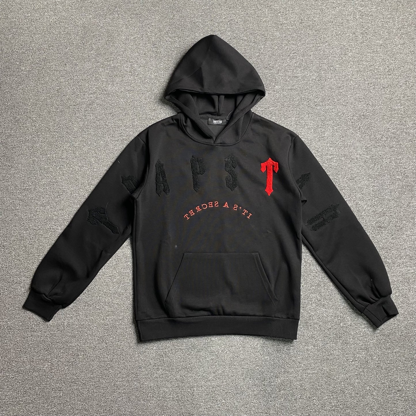 trapstar-irongate-arch-chenille-2_0-tracksuit-black_2b351323-Drip Store Argentina