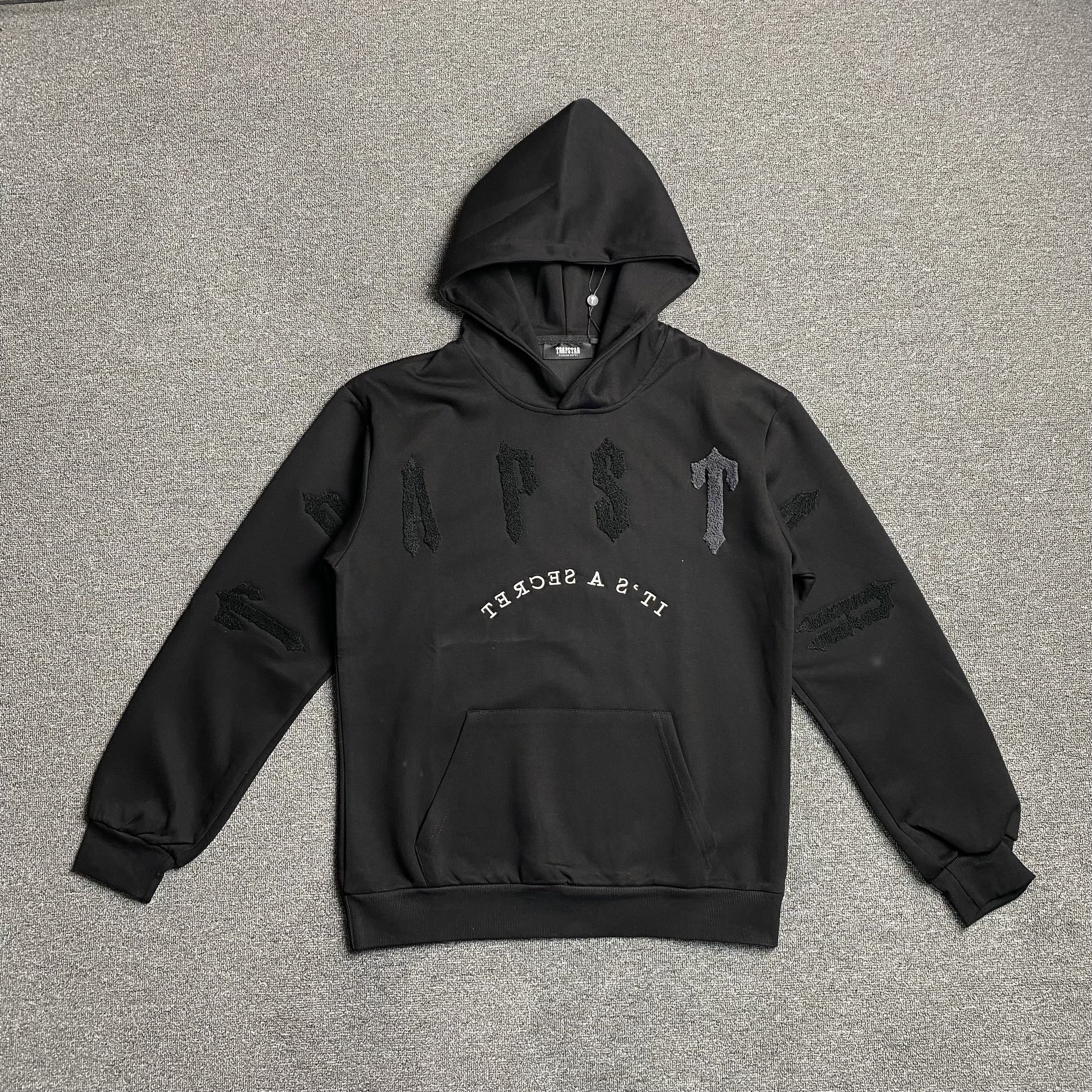 trapstar-irongate-arch-chenille-2_0-tracksuit-black_35f7d8e4-Drip Store Argentina