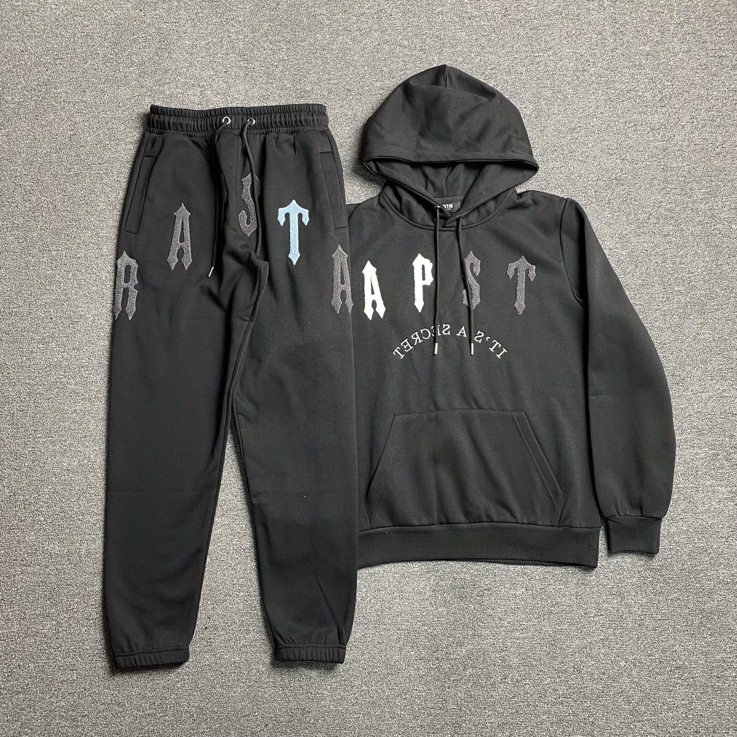trapstar-irongate-arch-chenille-2_0-tracksuit-black_aeddb2f7-Drip Store Argentina
