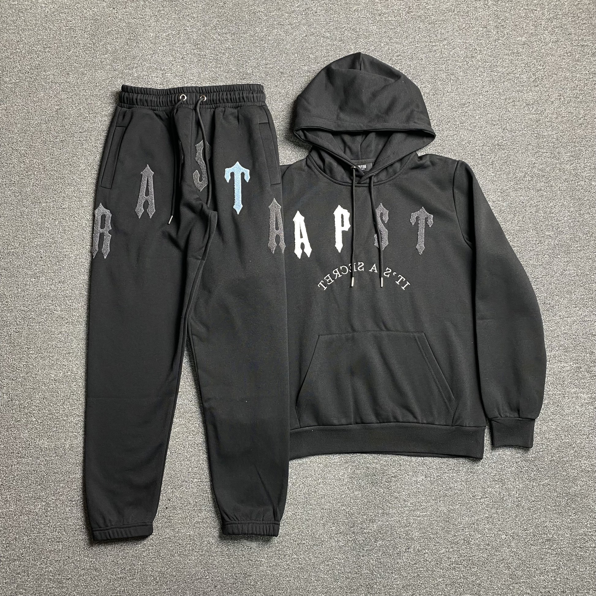 trapstar-irongate-arch-chenille-2_0-tracksuit-black_aeddb2f7-Drip Store Argentina