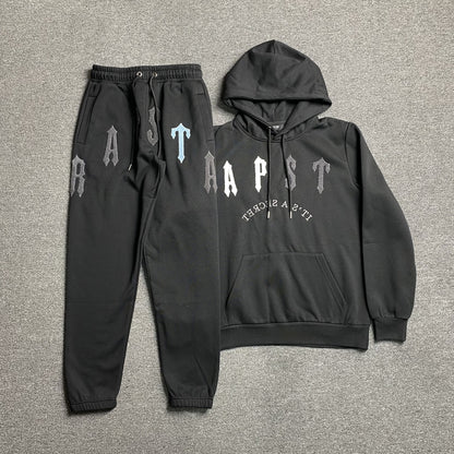 trapstar-irongate-arch-chenille-2_0-tracksuit-black_aeddb2f7-Drip Store Argentina