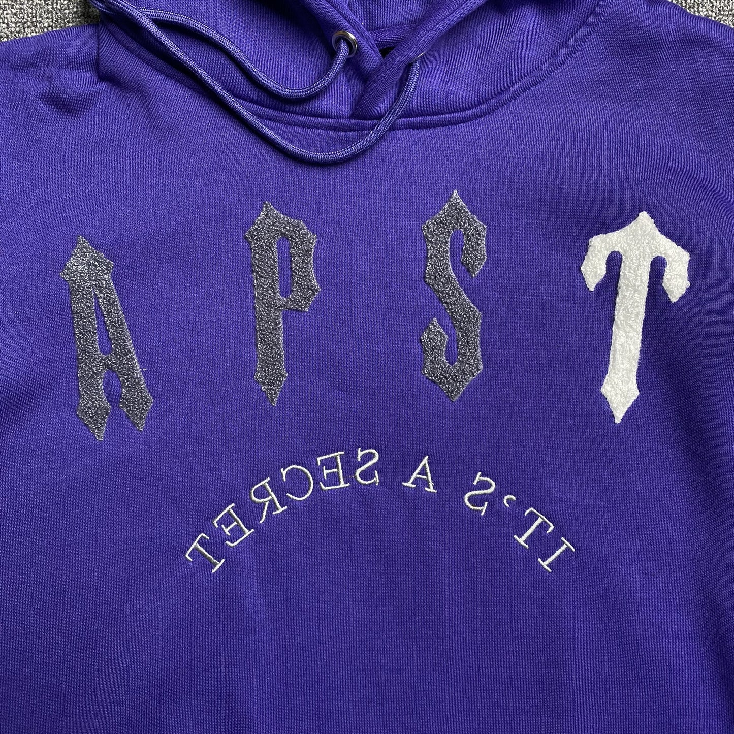 trapstar-irongate-arch-chenille-2_0-tracksuit-blue-4-Drip Store Argentina