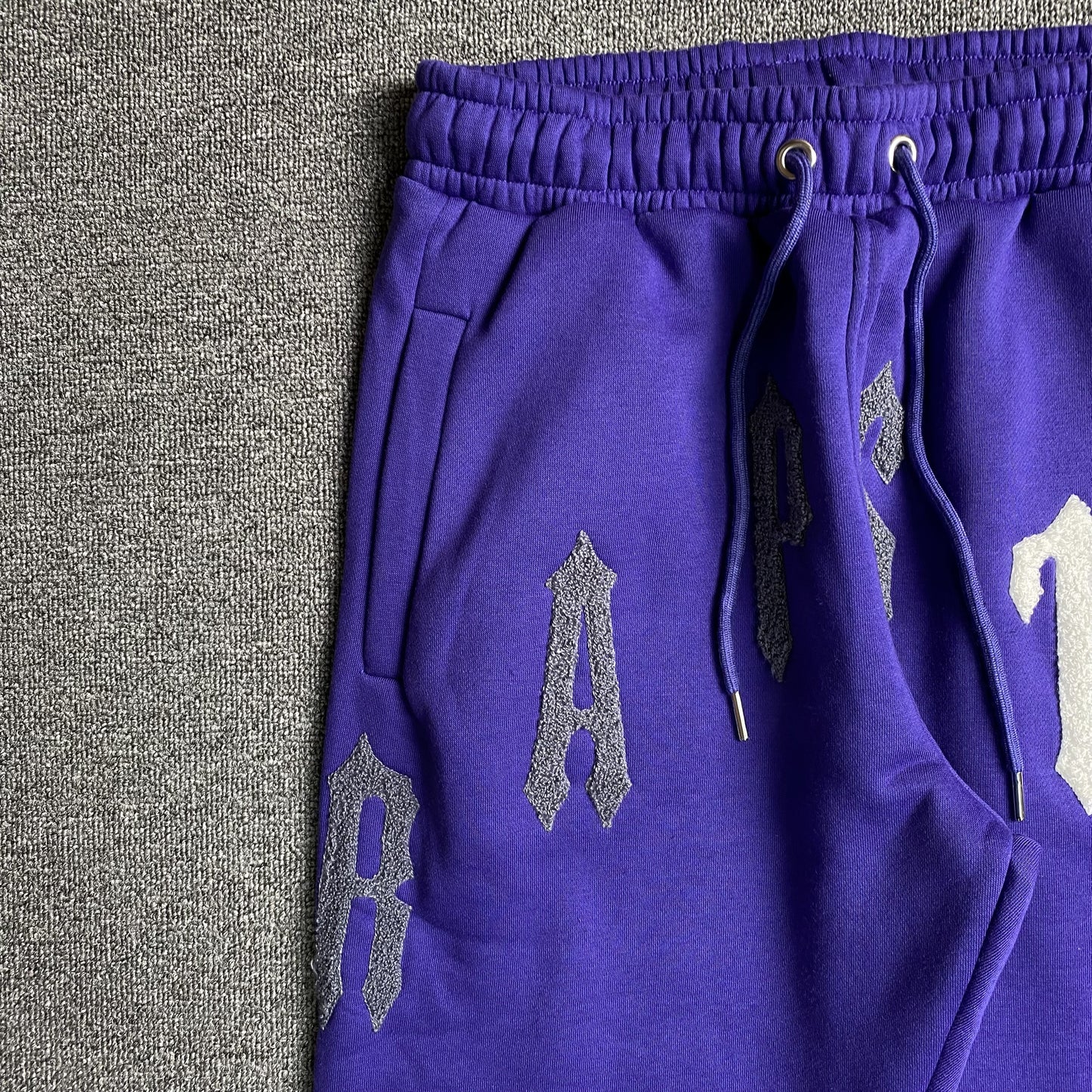 trapstar-irongate-arch-chenille-2_0-tracksuit-blue-7-Drip Store Argentina