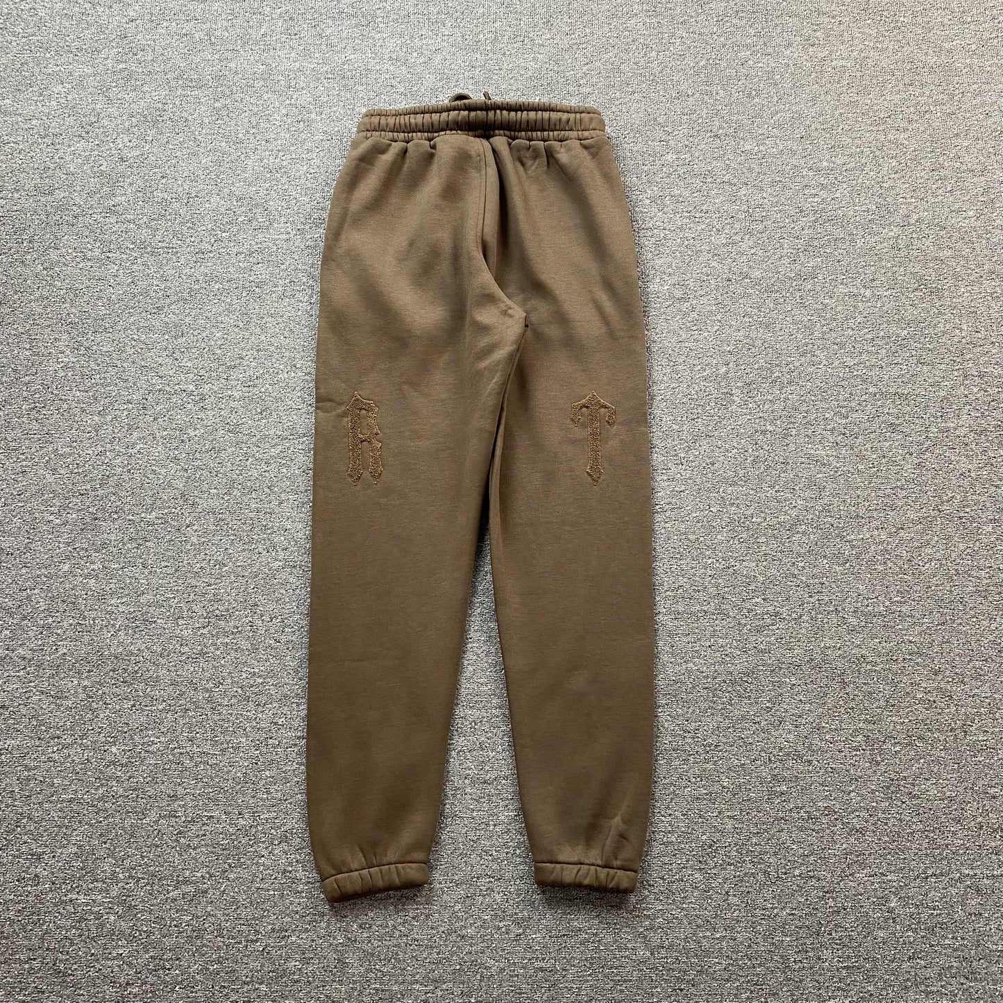 trapstar-irongate-arch-chenille-2_0-tracksuit-brown-10-Drip Store Argentina