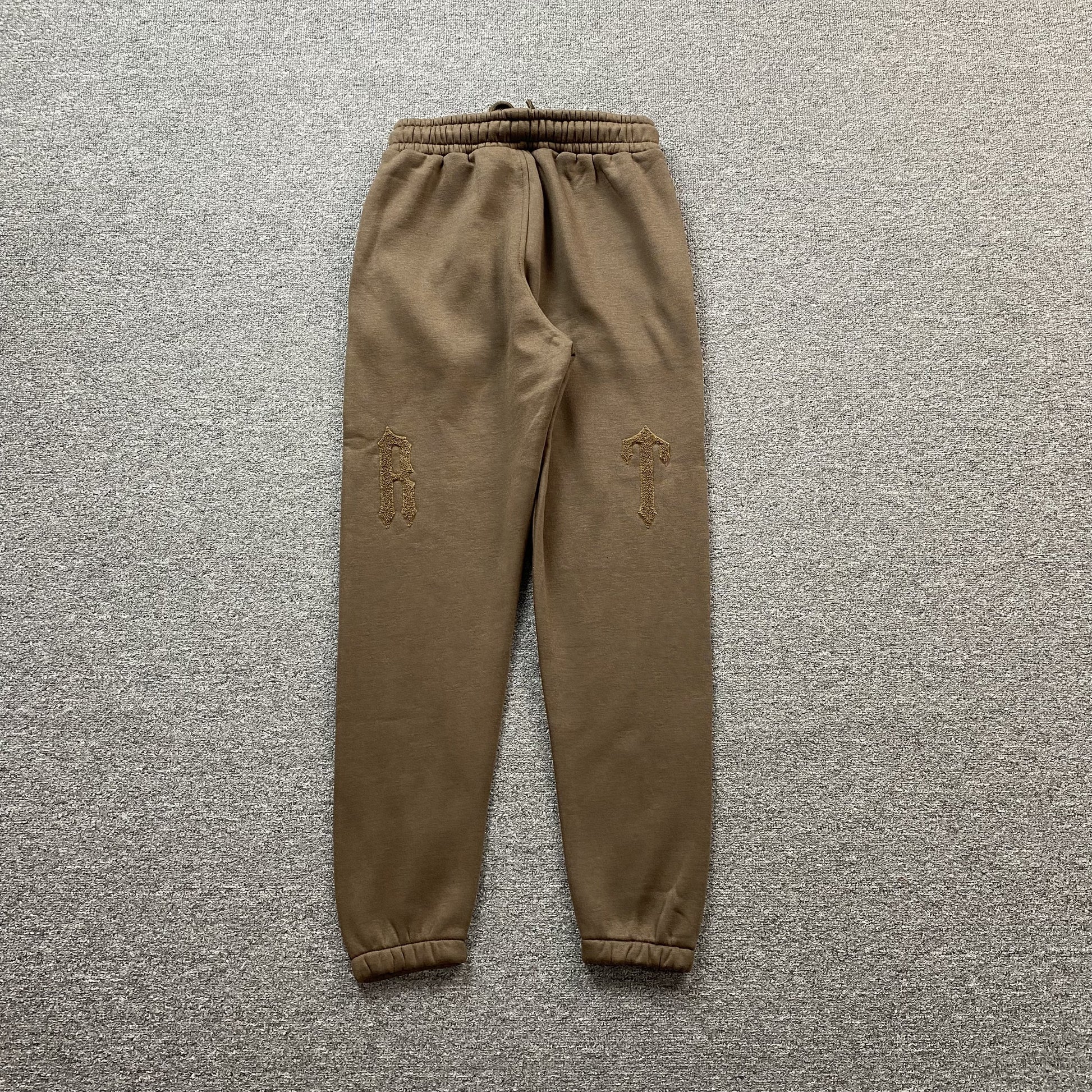 trapstar-irongate-arch-chenille-2_0-tracksuit-brown-10-Drip Store Argentina