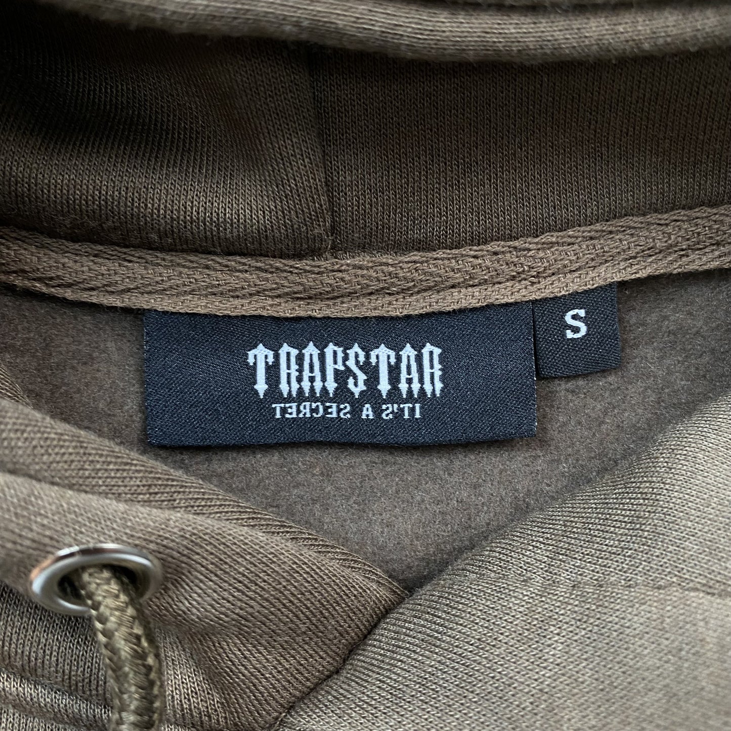 trapstar-irongate-arch-chenille-2_0-tracksuit-brown-11-Drip Store Argentina