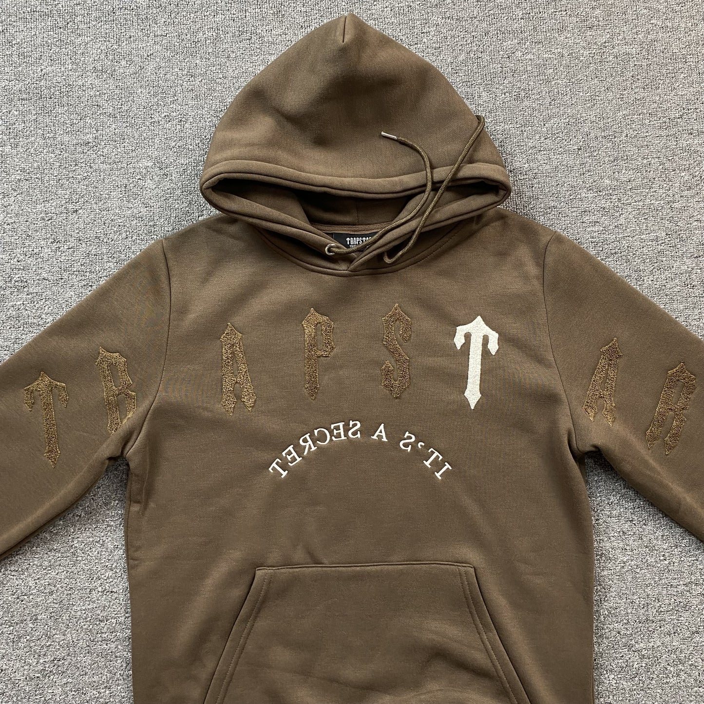 trapstar-irongate-arch-chenille-2_0-tracksuit-brown-3-Drip Store Argentina