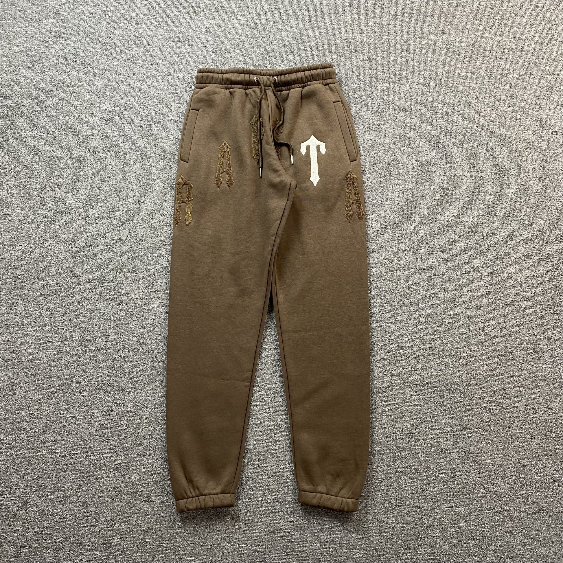 trapstar-irongate-arch-chenille-2_0-tracksuit-brown-4-Drip Store Argentina