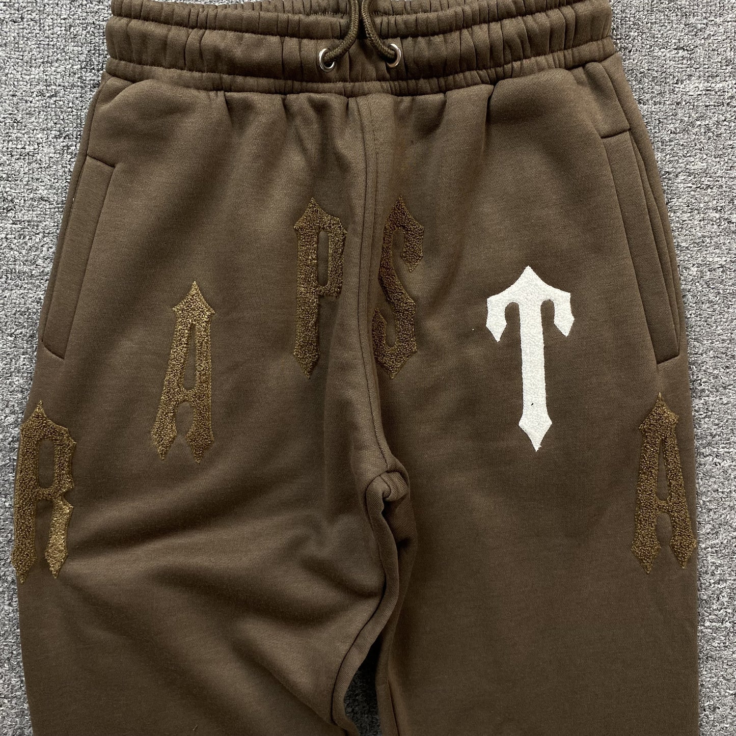 trapstar-irongate-arch-chenille-2_0-tracksuit-brown-5-Drip Store Argentina
