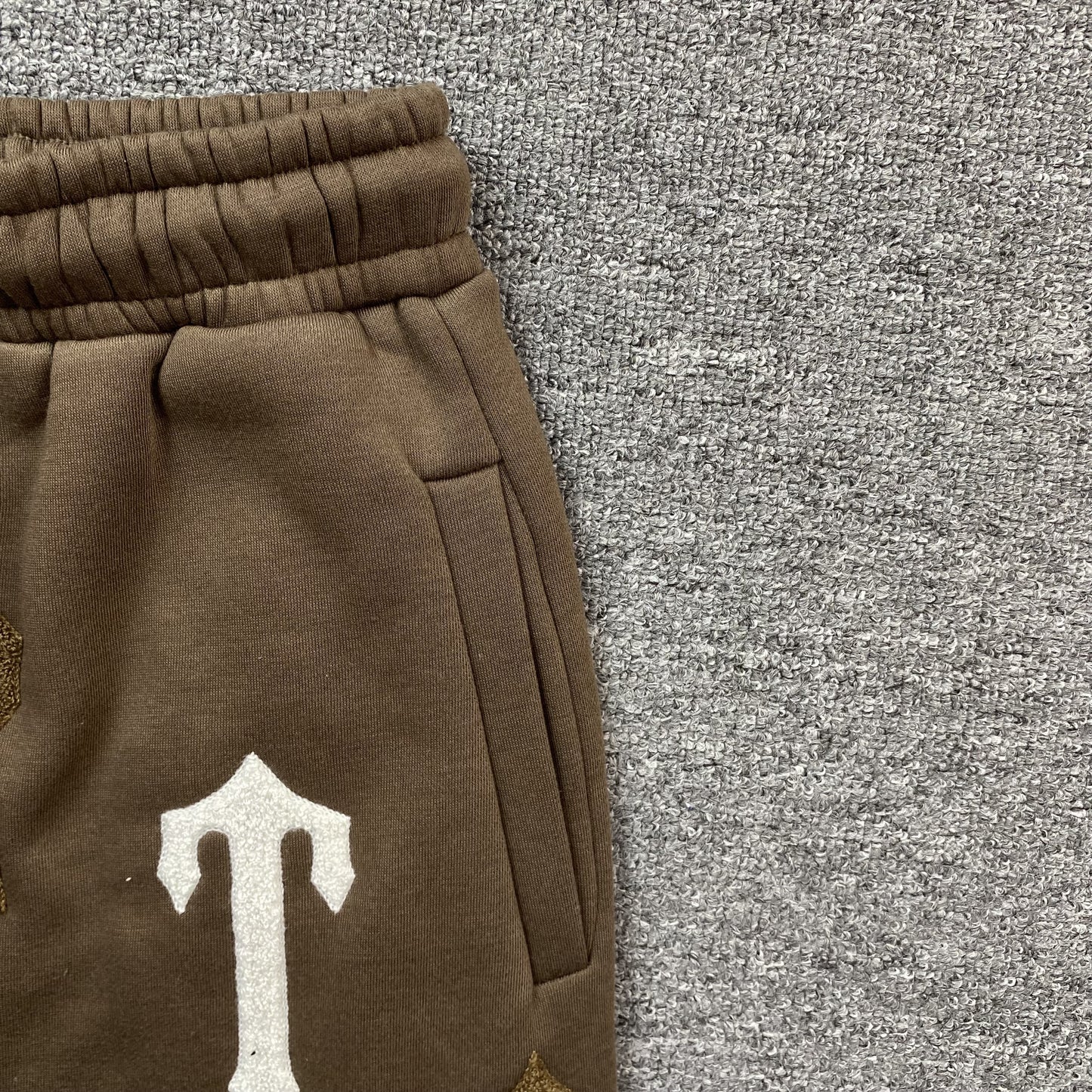 trapstar-irongate-arch-chenille-2_0-tracksuit-brown-7-Drip Store Argentina