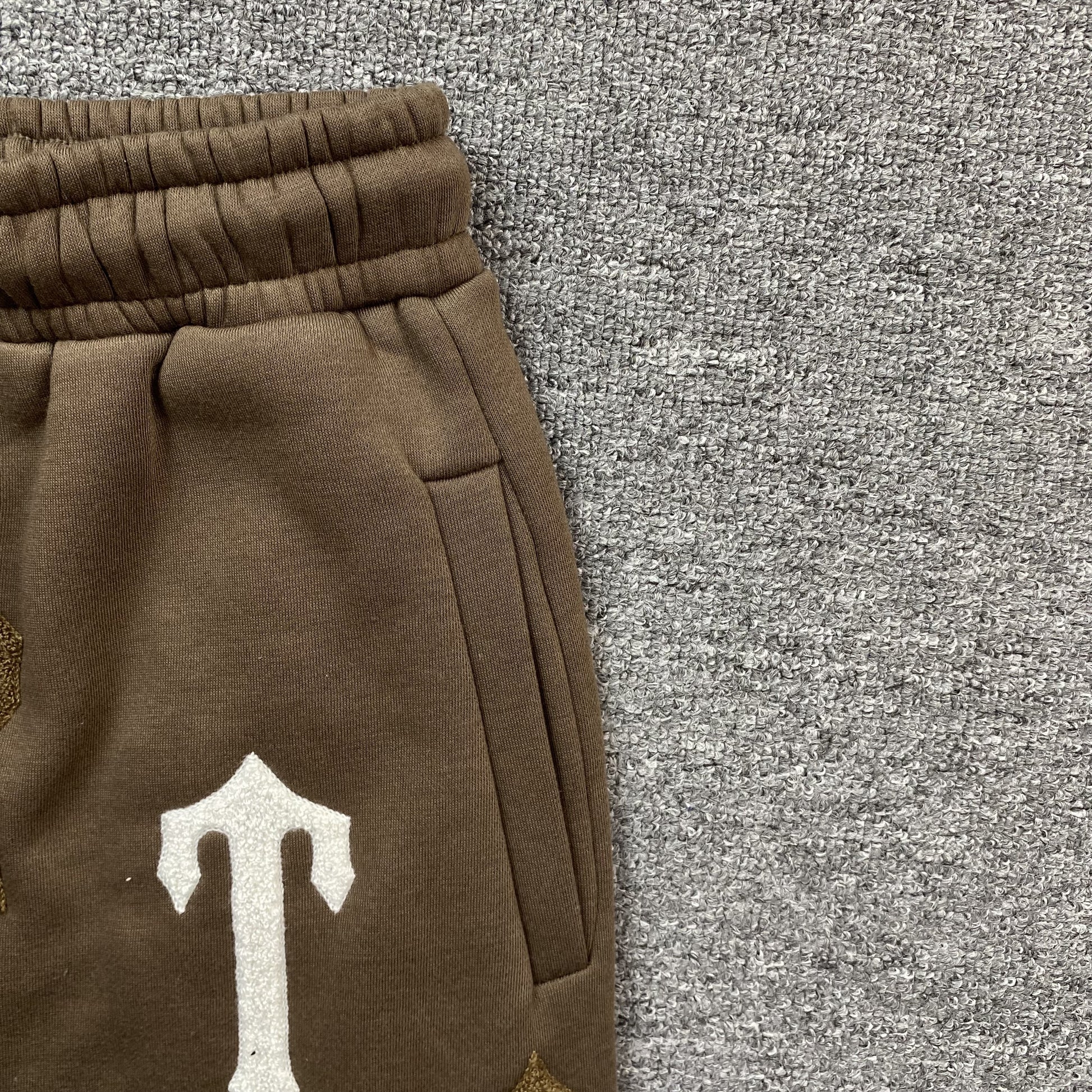 trapstar-irongate-arch-chenille-2_0-tracksuit-brown-7-Drip Store Argentina