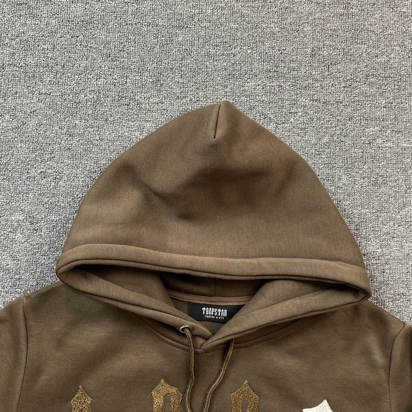 trapstar-irongate-arch-chenille-2_0-tracksuit-brown-8-Drip Store Argentina