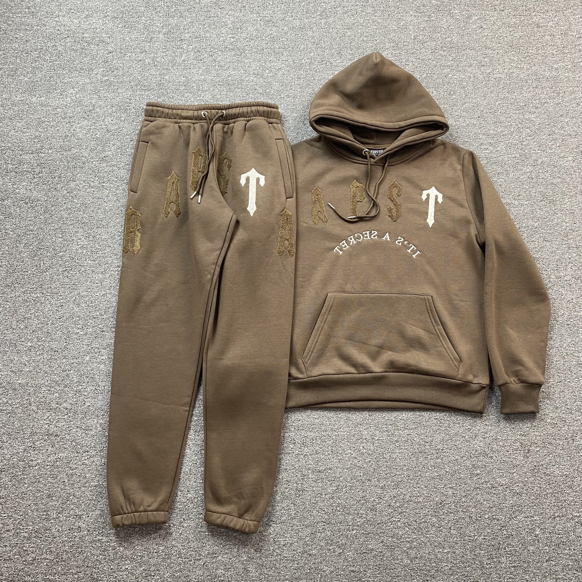 trapstar-irongate-arch-chenille-2_0-tracksuit-brown-Drip Store Argentina