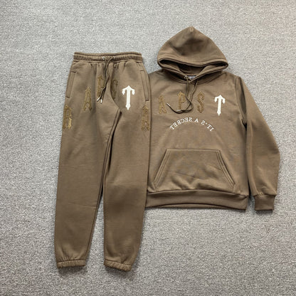 trapstar-irongate-arch-chenille-2_0-tracksuit-brown-Drip Store Argentina