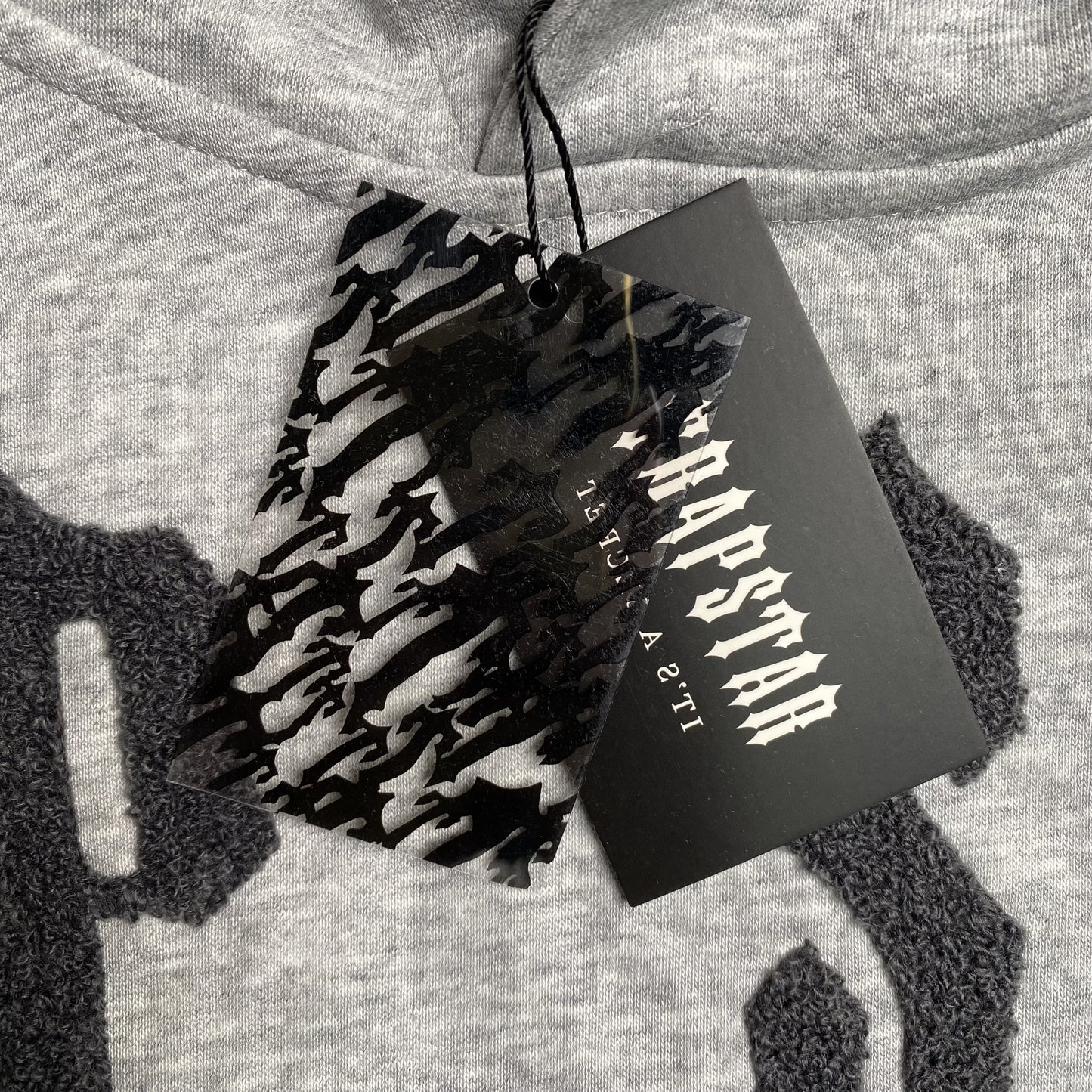 trapstar-irongate-arch-chenille-2_0-tracksuit-grey-10-Drip Store Argentina