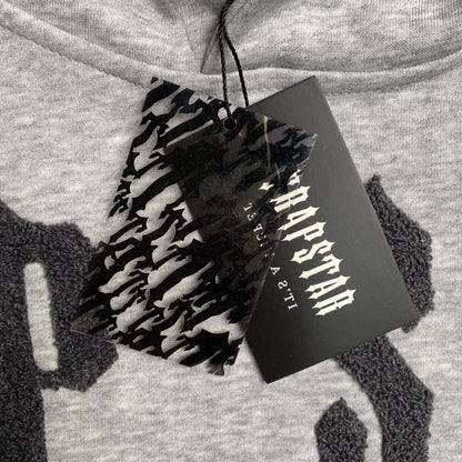 trapstar-irongate-arch-chenille-2_0-tracksuit-grey-10-Drip Store Argentina