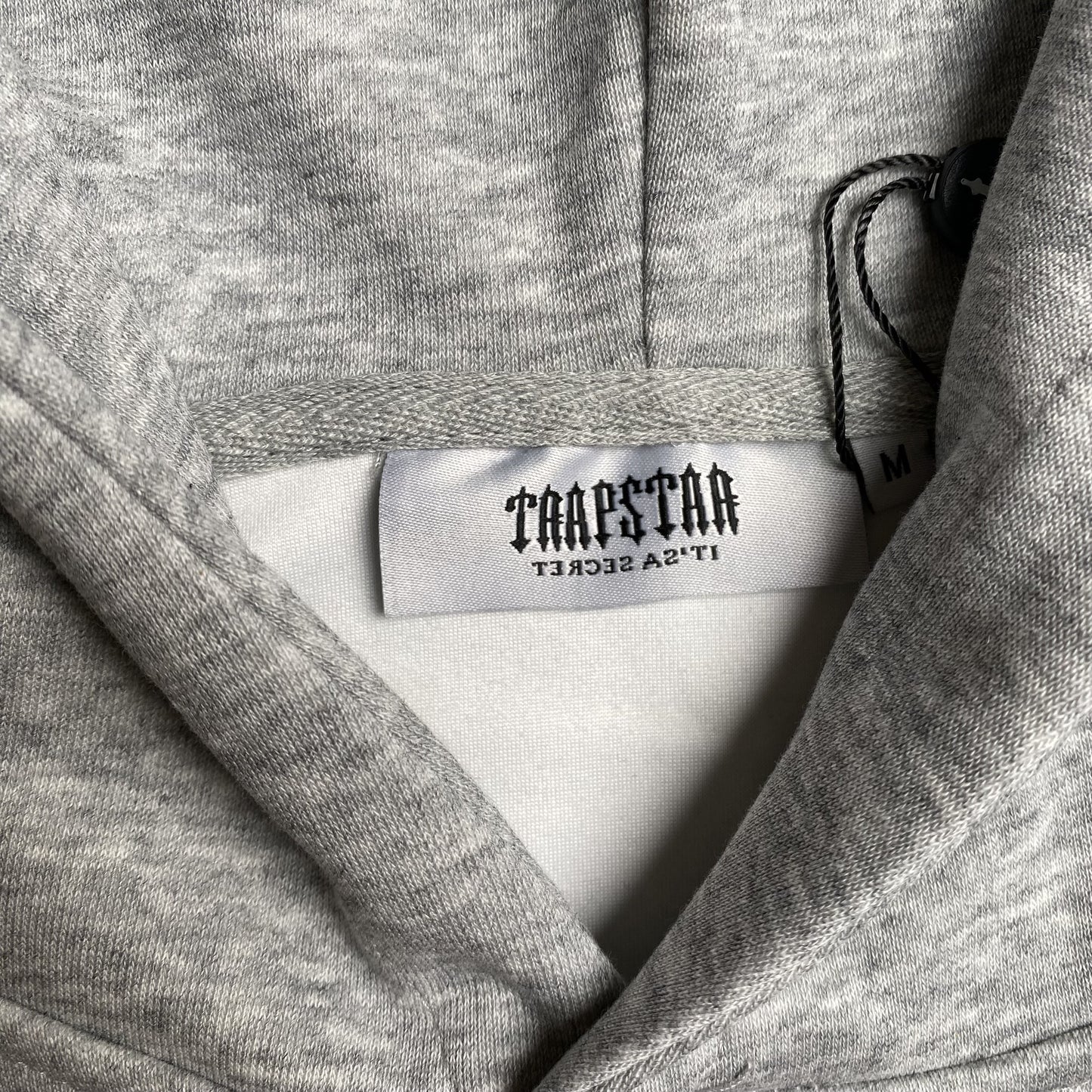 trapstar-irongate-arch-chenille-2_0-tracksuit-grey-12-Drip Store Argentina