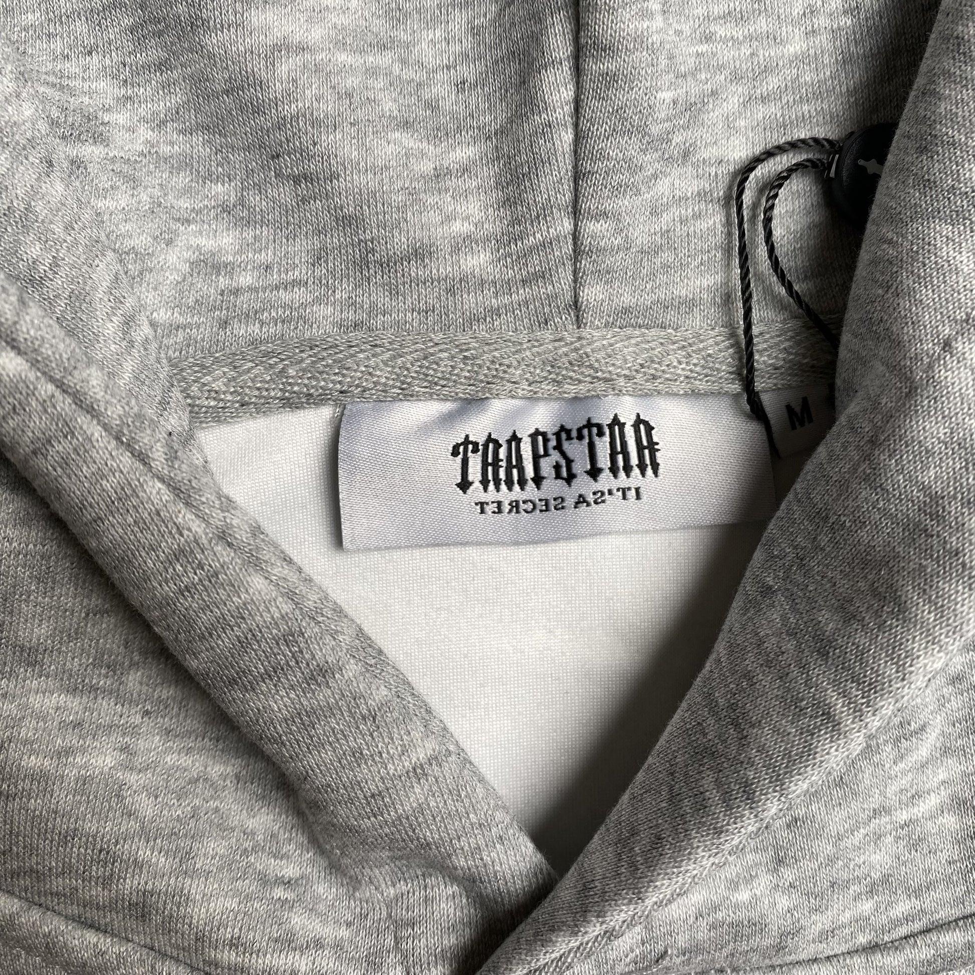 trapstar-irongate-arch-chenille-2_0-tracksuit-grey-12-Drip Store Argentina