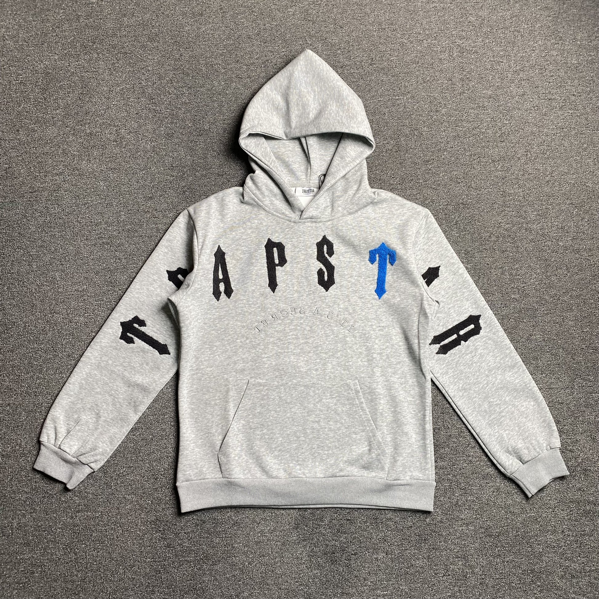 trapstar-irongate-arch-chenille-2_0-tracksuit-grey-2-Drip Store Argentina