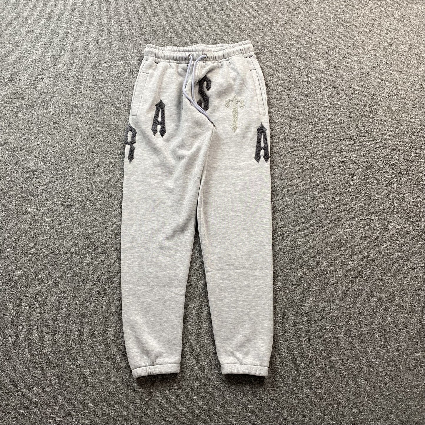 trapstar-irongate-arch-chenille-2_0-tracksuit-grey-2_c2fb47d2-Drip Store Argentina