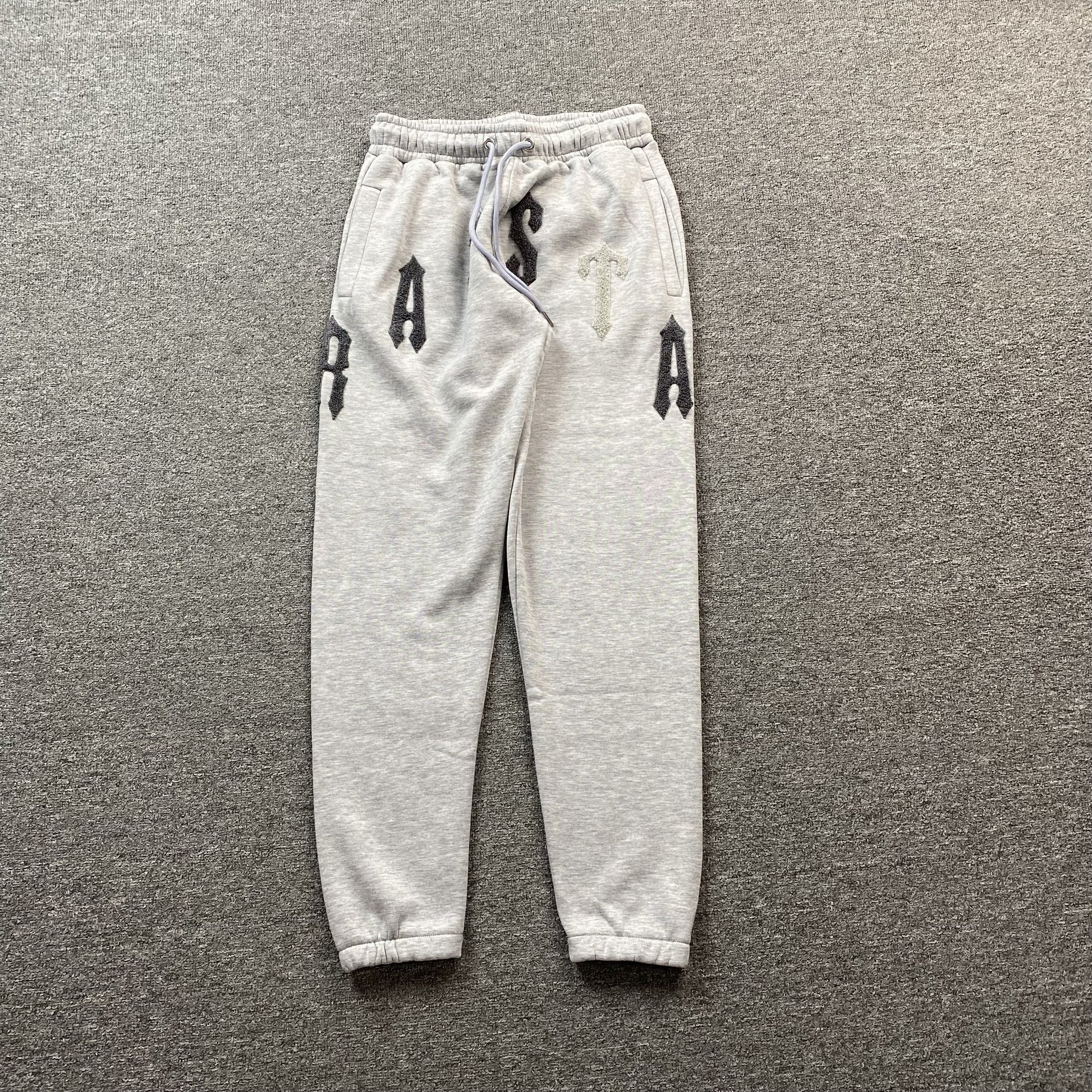 trapstar-irongate-arch-chenille-2_0-tracksuit-grey-2_c2fb47d2-Drip Store Argentina