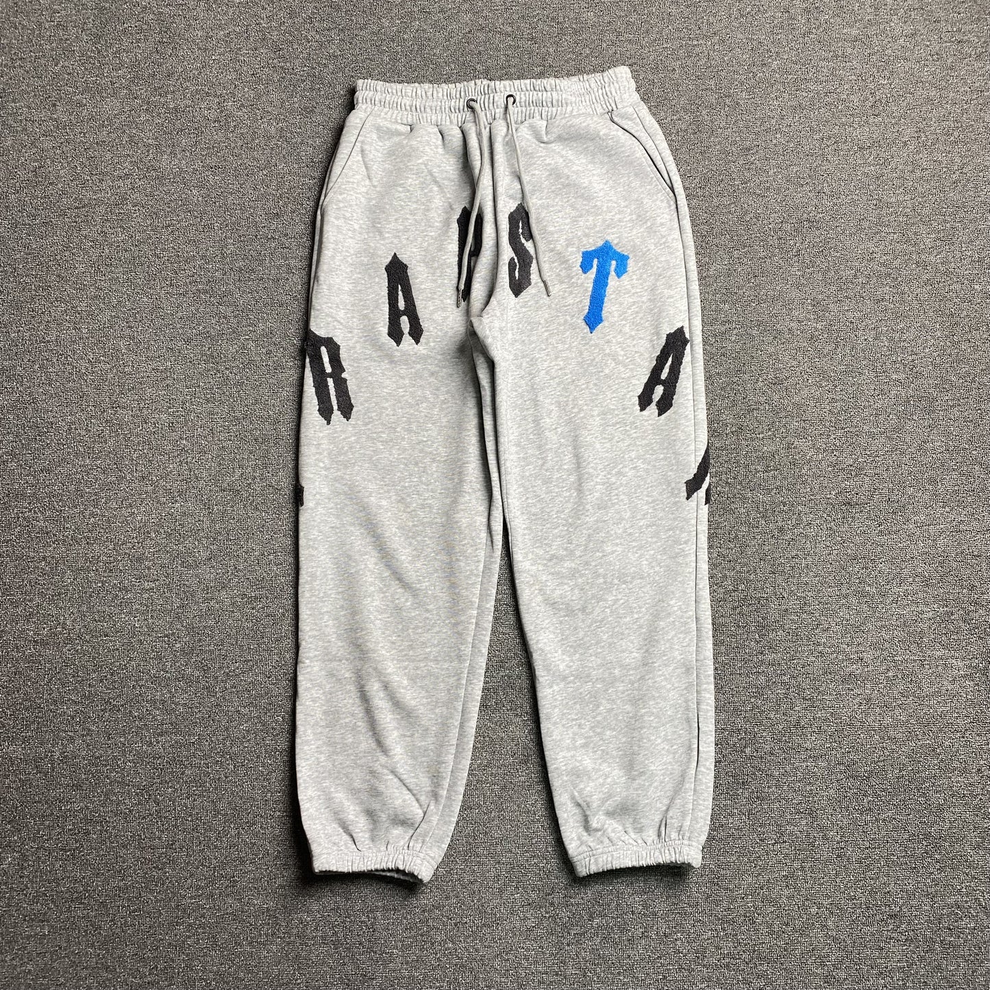 trapstar-irongate-arch-chenille-2_0-tracksuit-grey-3-Drip Store Argentina